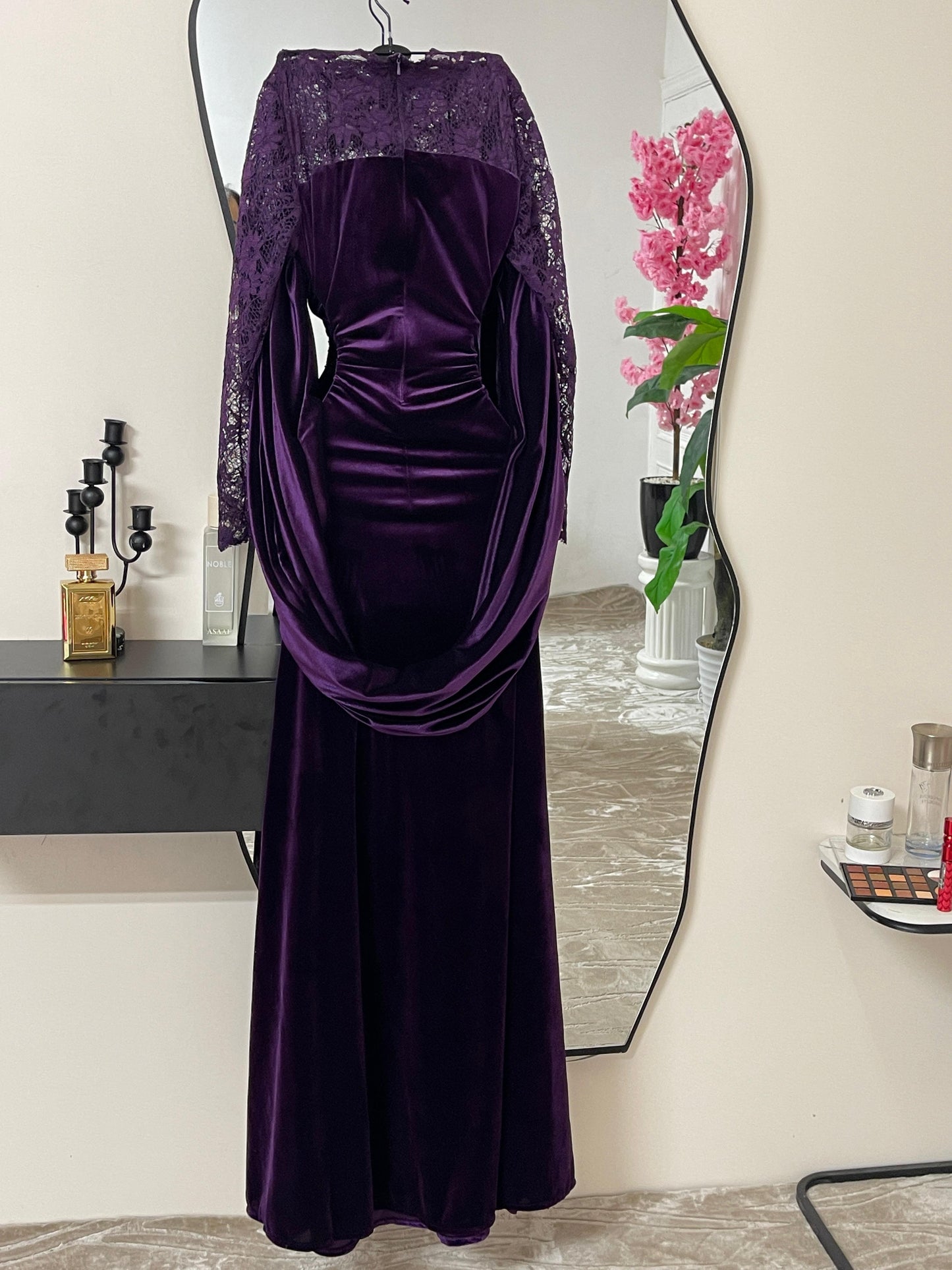 فستان عنابي مخمل