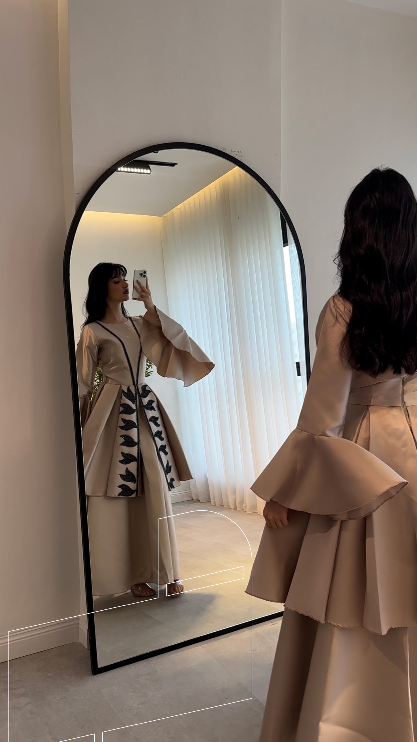 فستان سهرة انسيابي أنيق لإطلالة ساحرة