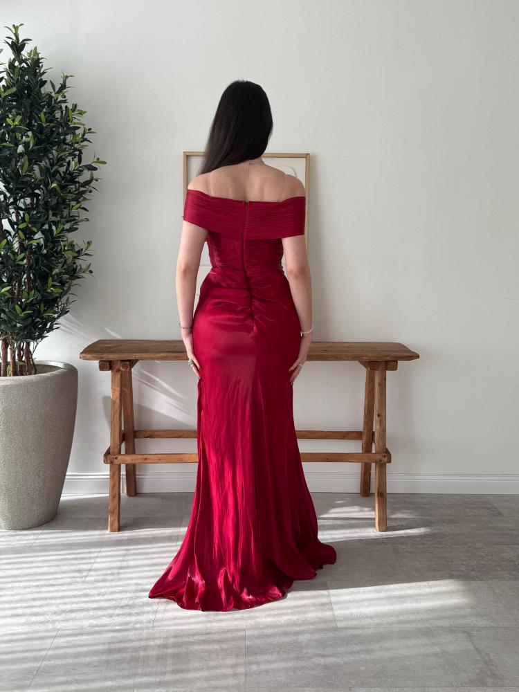 فستان سهرة ورد أحمر