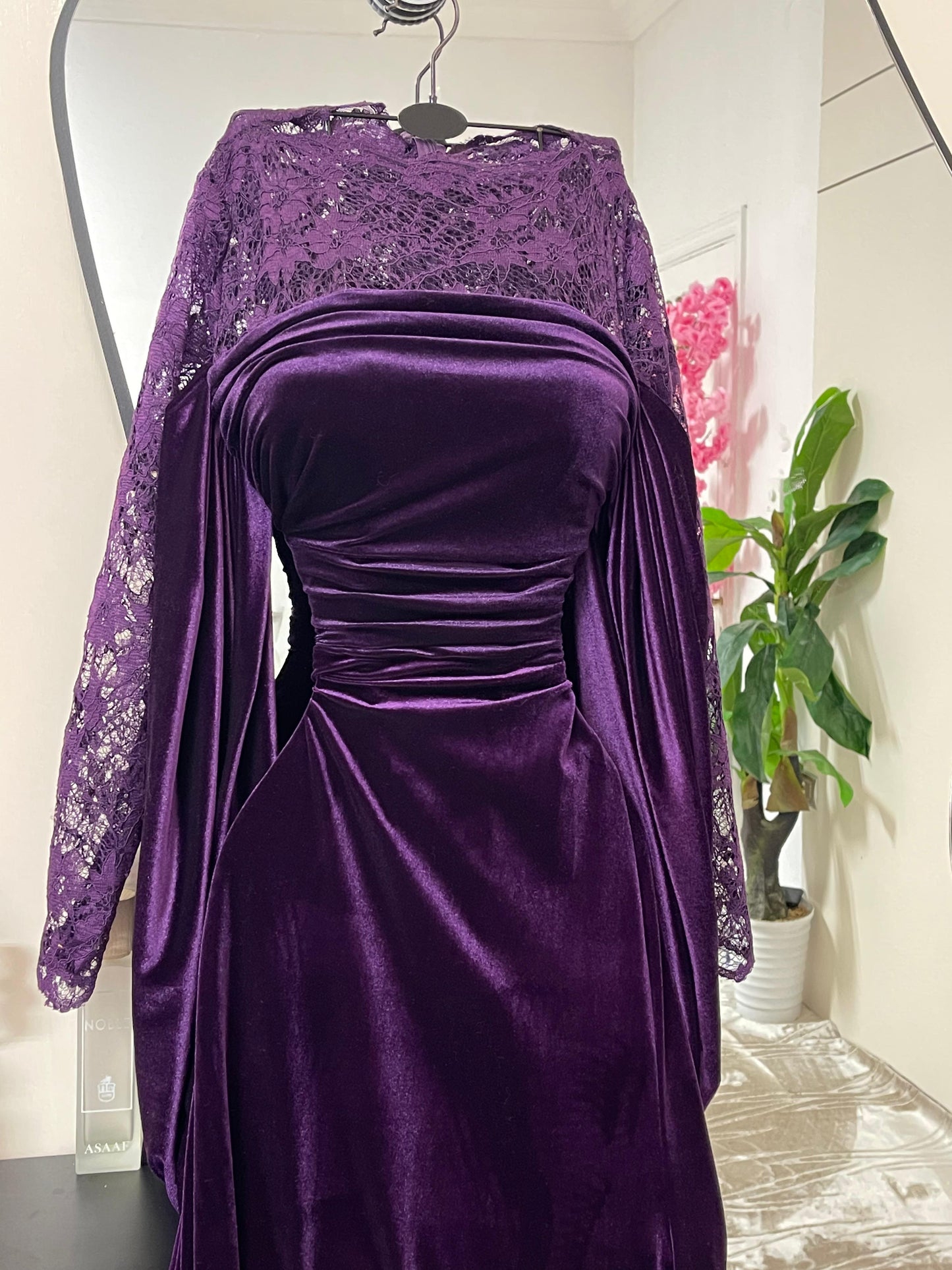 فستان عنابي مخمل