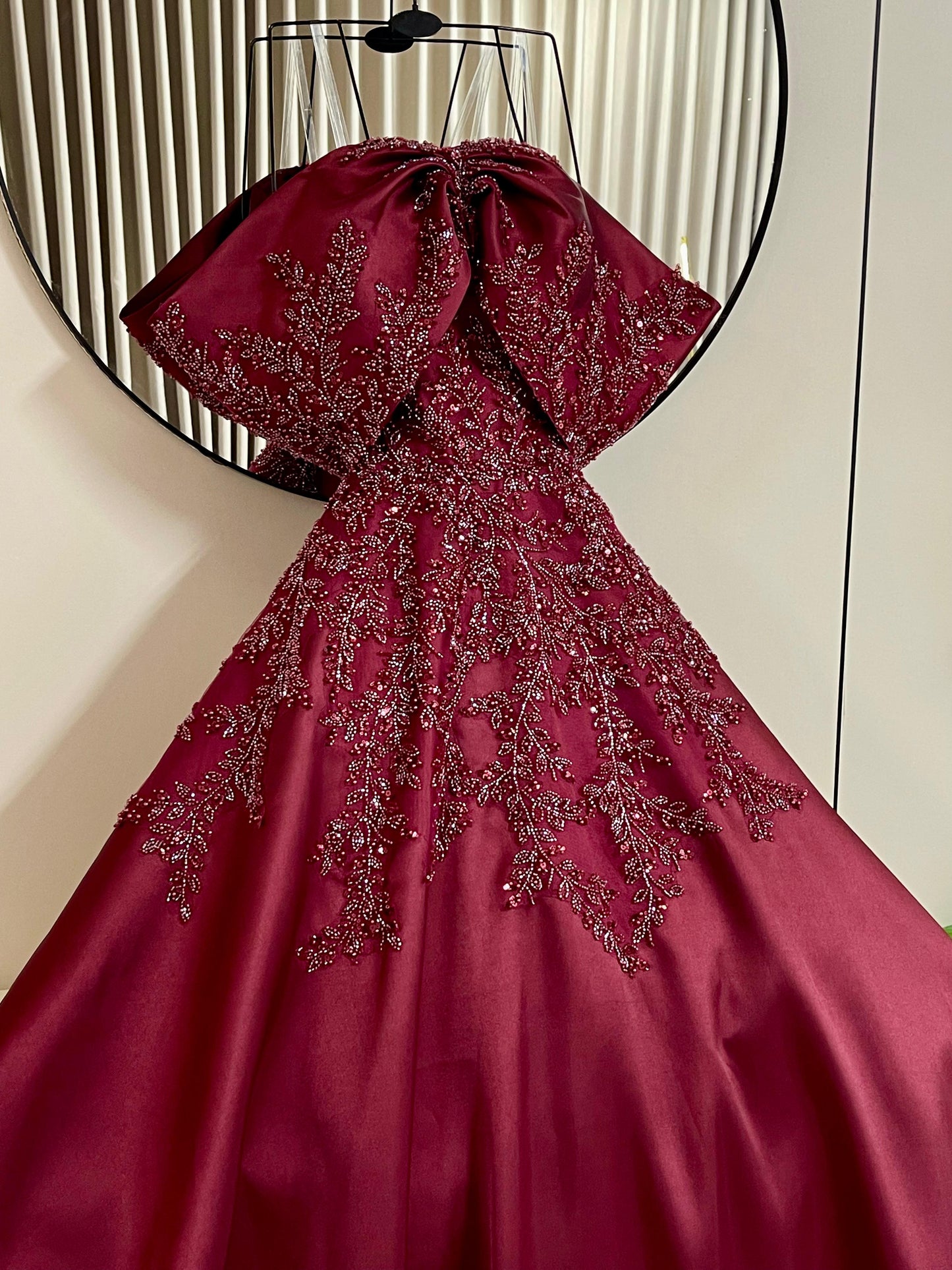 فستان احمر مطرز