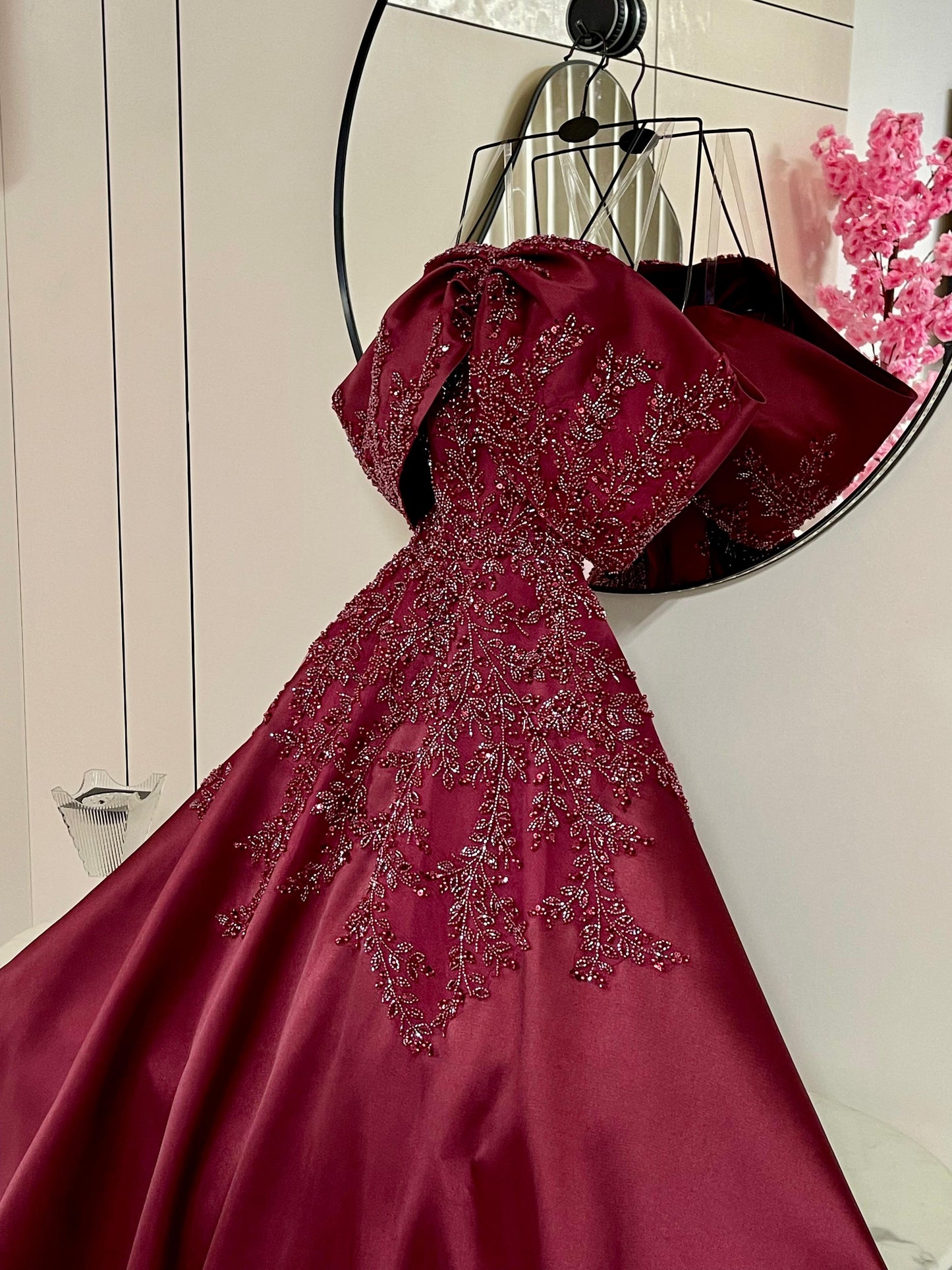 فستان احمر مطرز