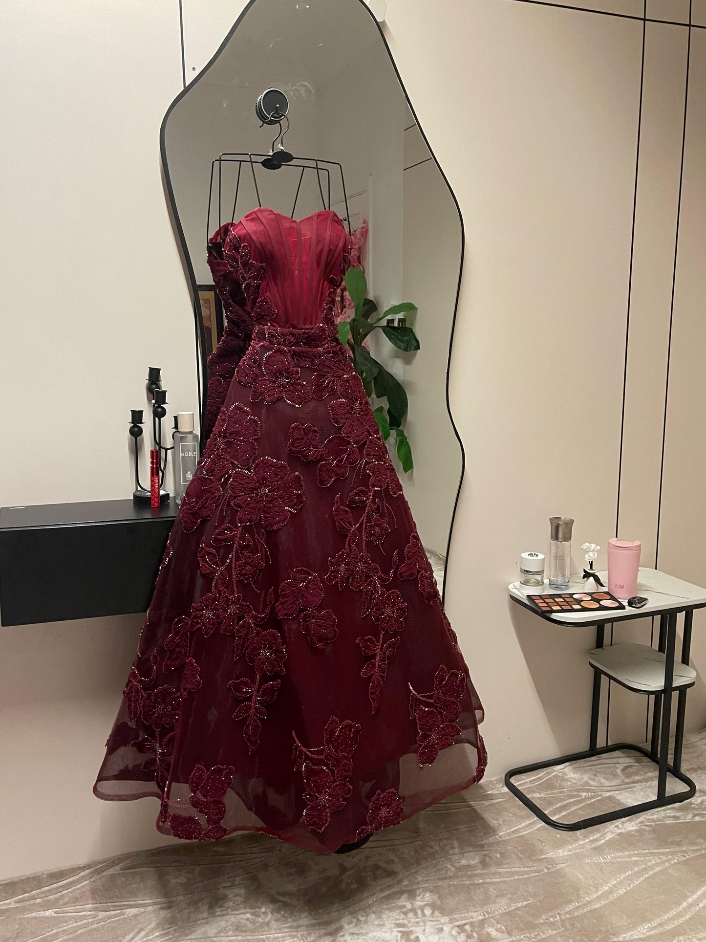 فستان احمر زهر