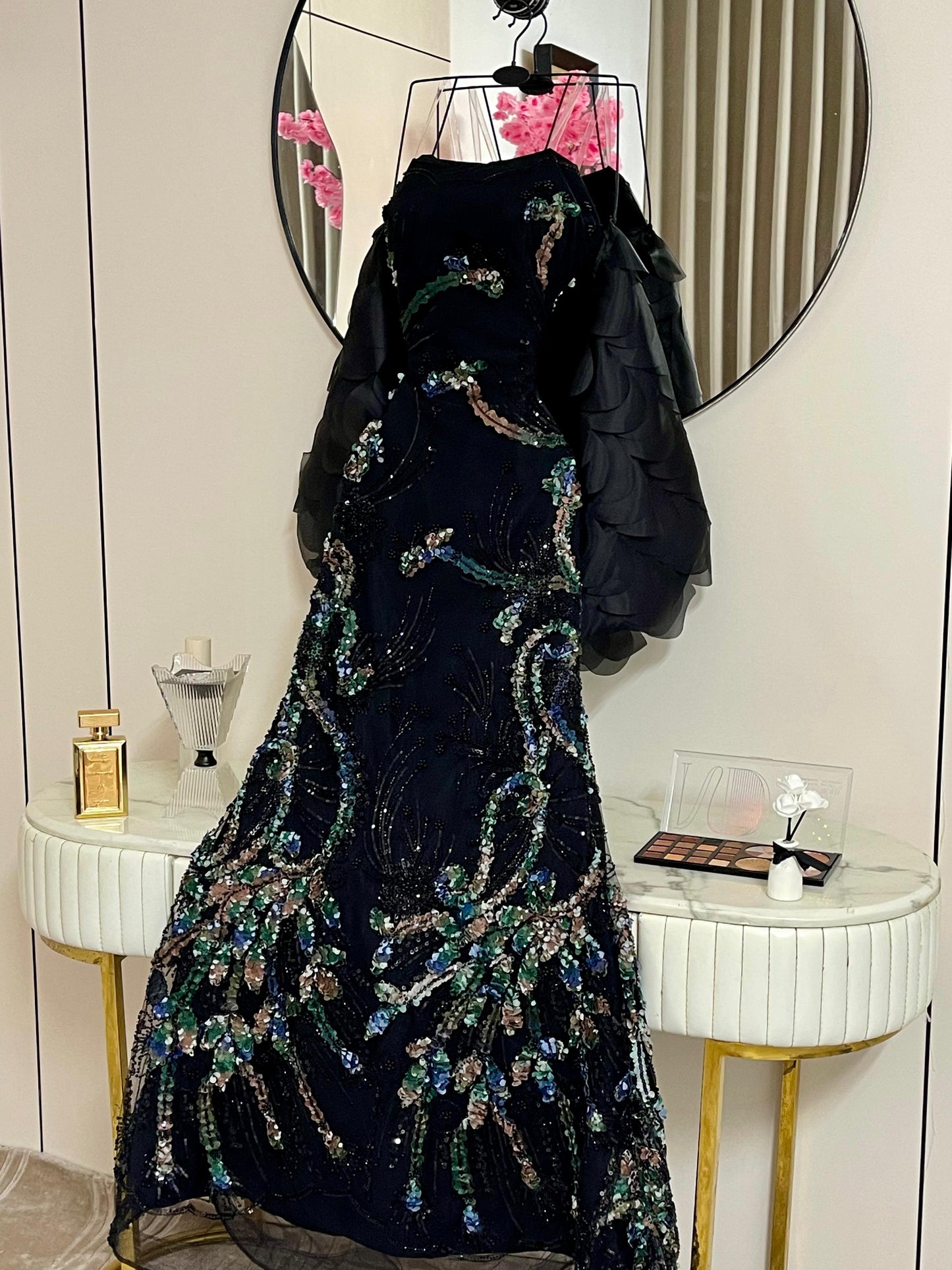 فستان أسود بنقش الزهر