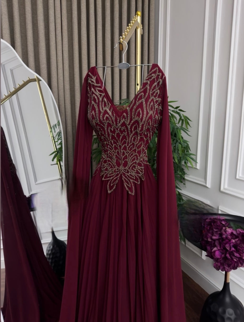 فستان حوامل بتطريز ذهبي