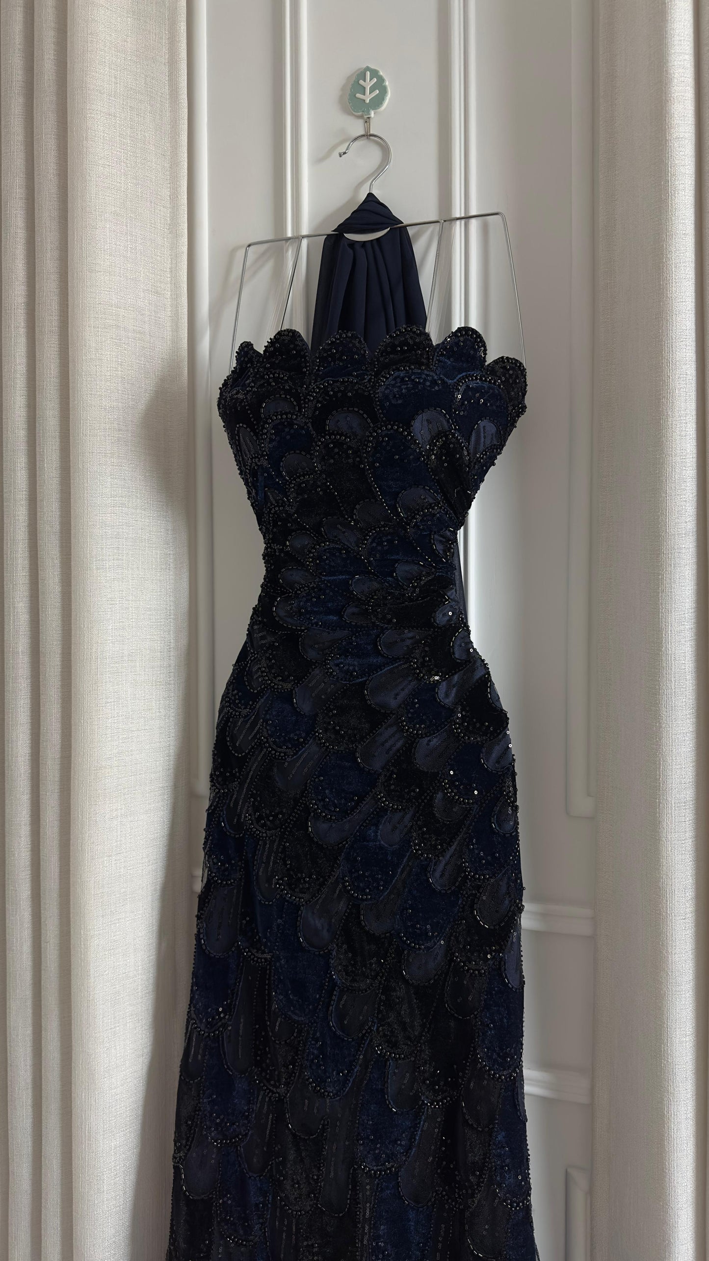 فستان كحلي مخملي