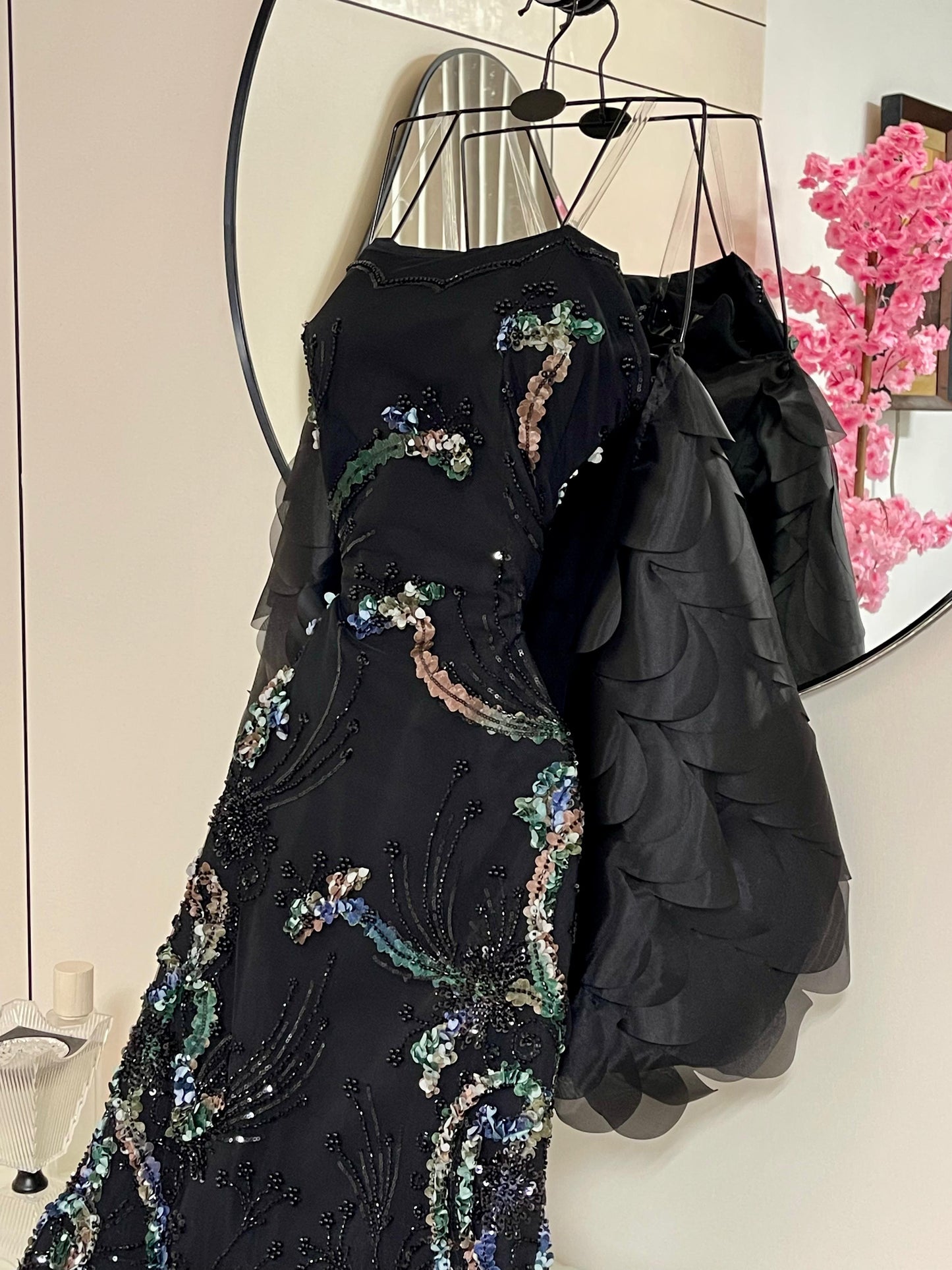 فستان أسود بنقش الزهر