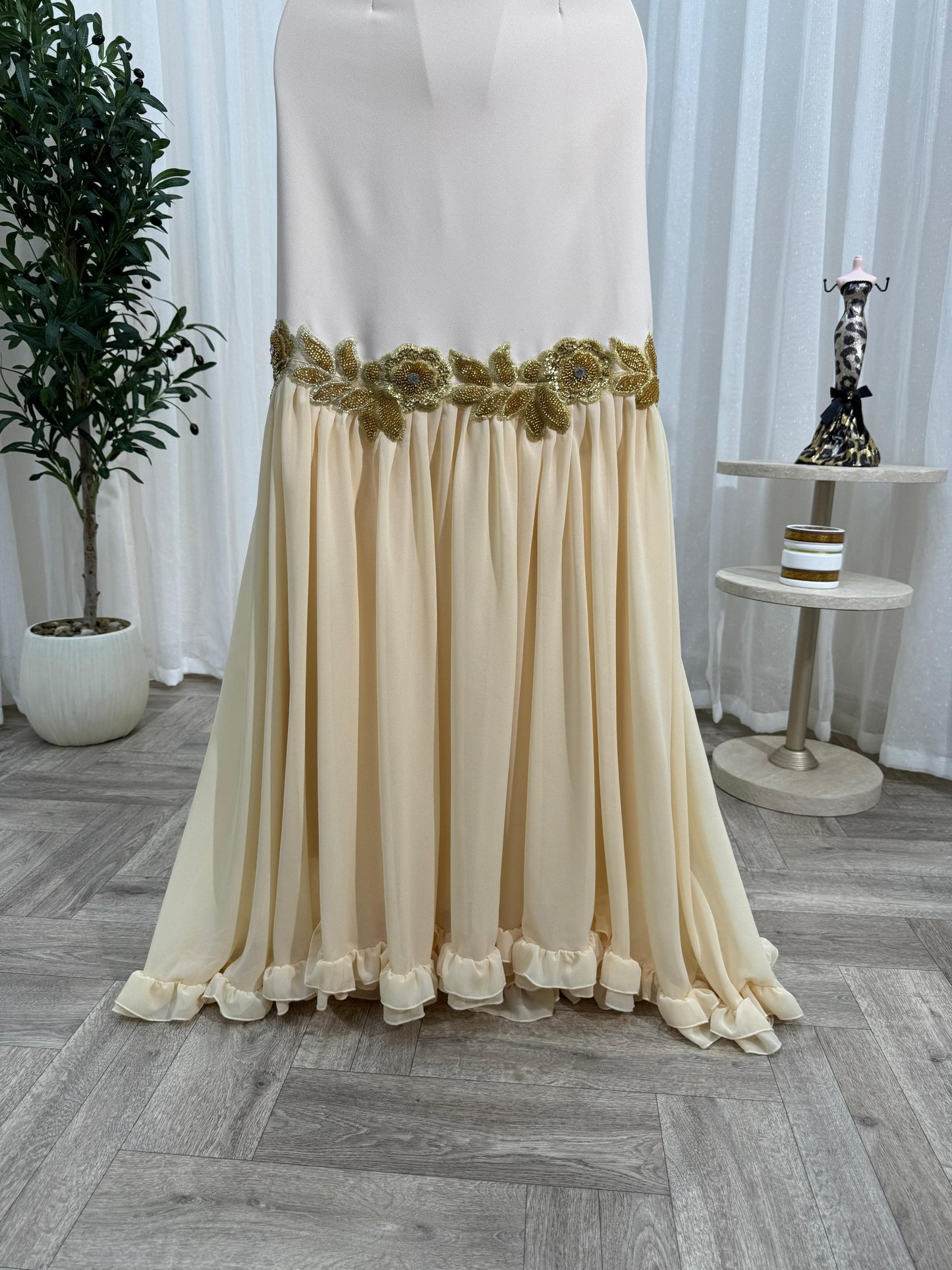 فستان كريمي بزهر