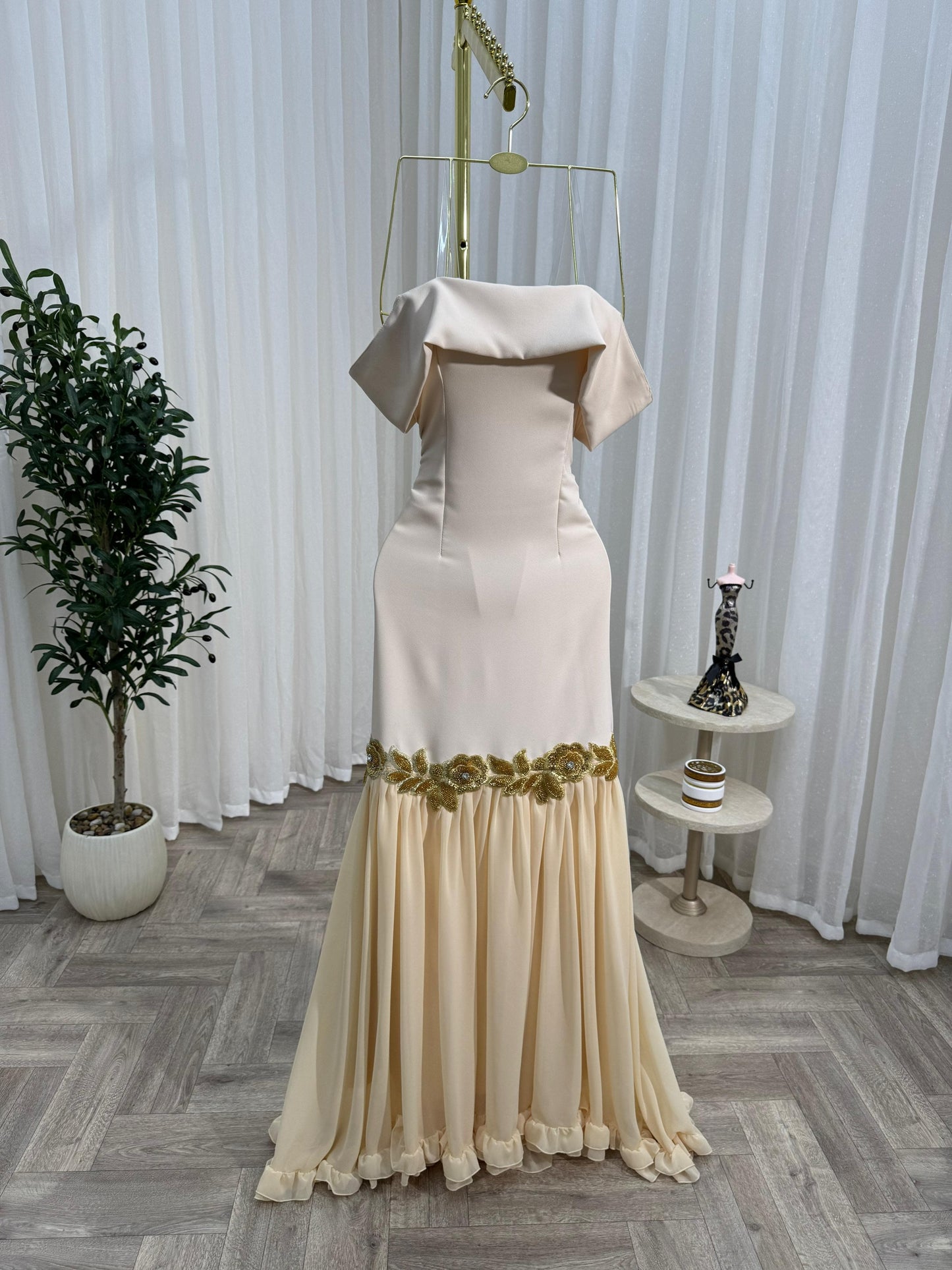 فستان كريمي بزهر