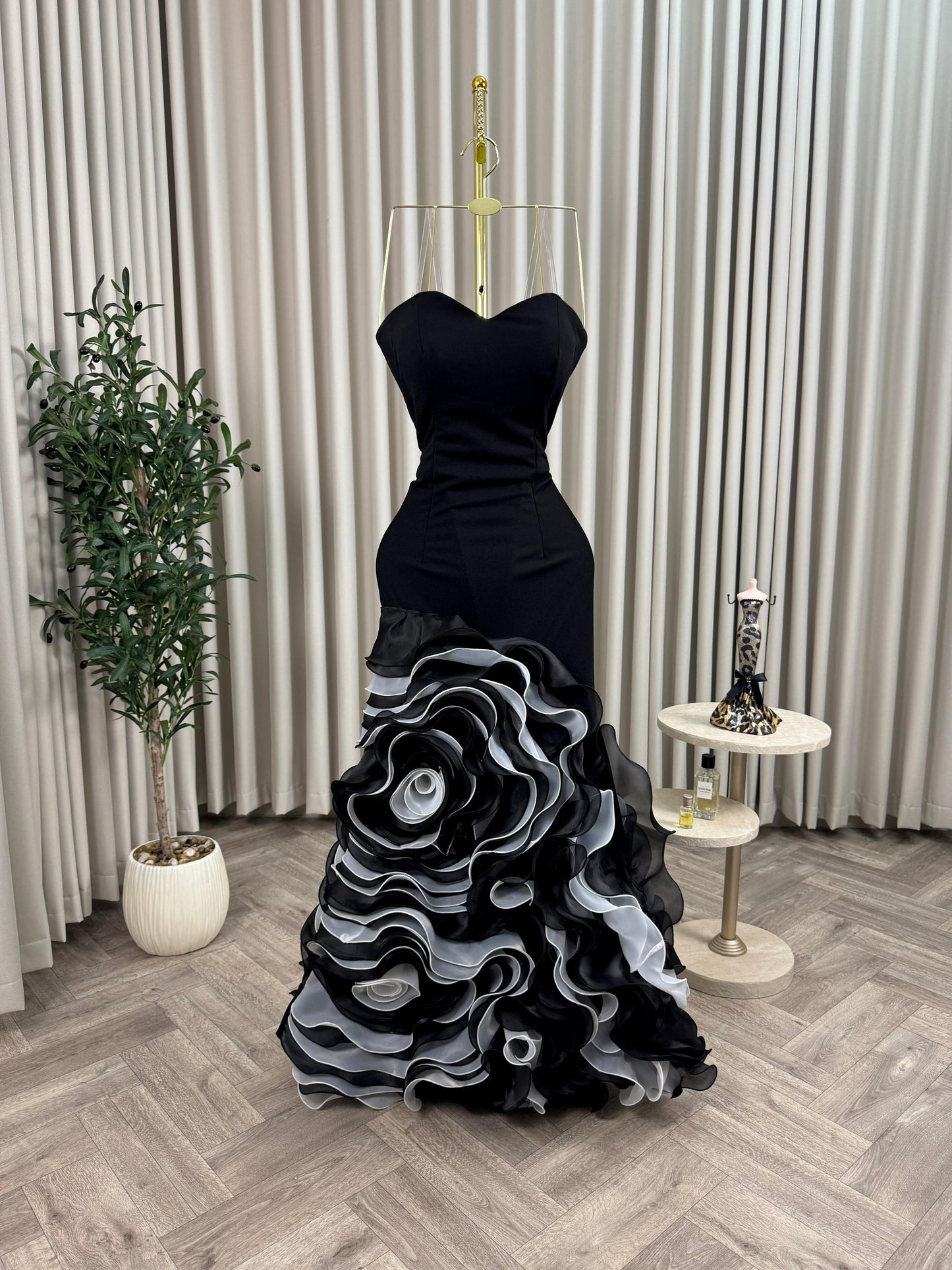 فستان أسود بتفاصيل ورد