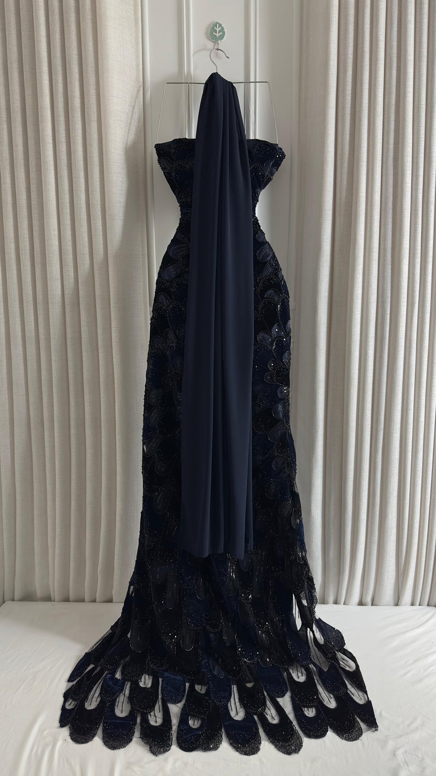 فستان كحلي مخملي