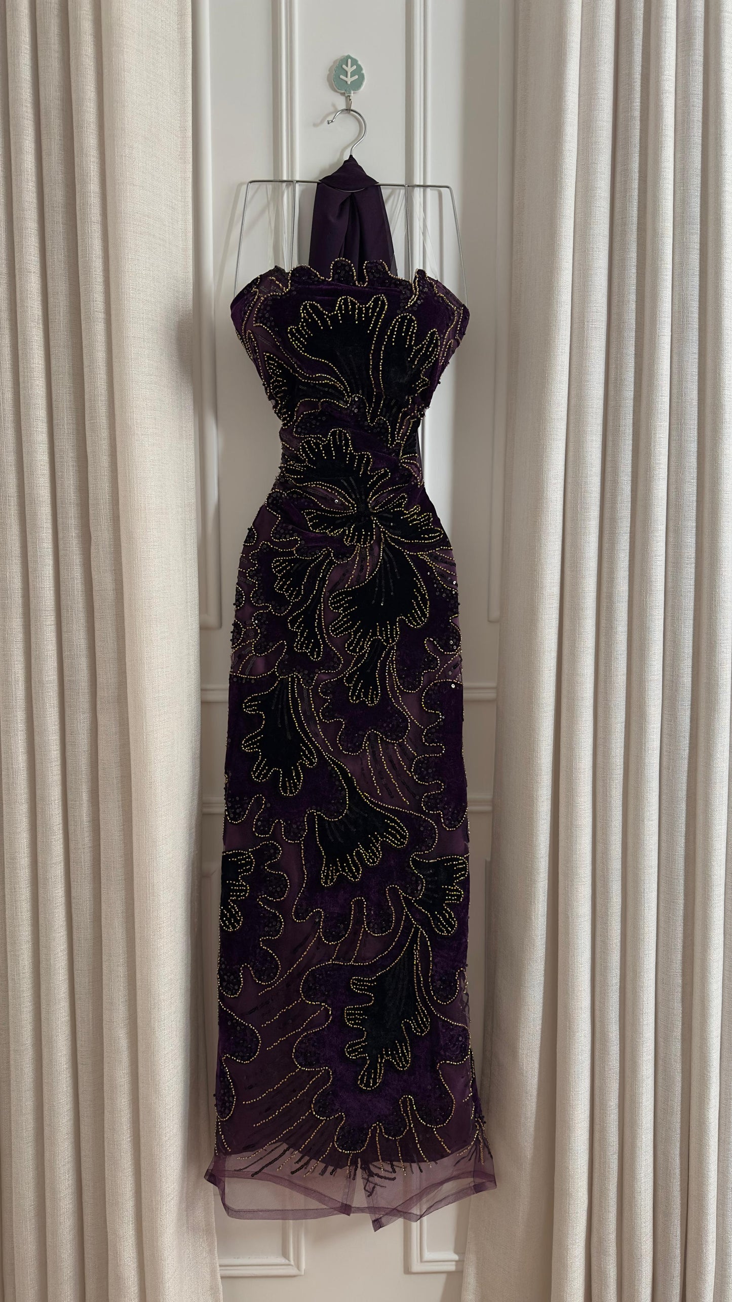 فستان بتطريز مخملي جذاب