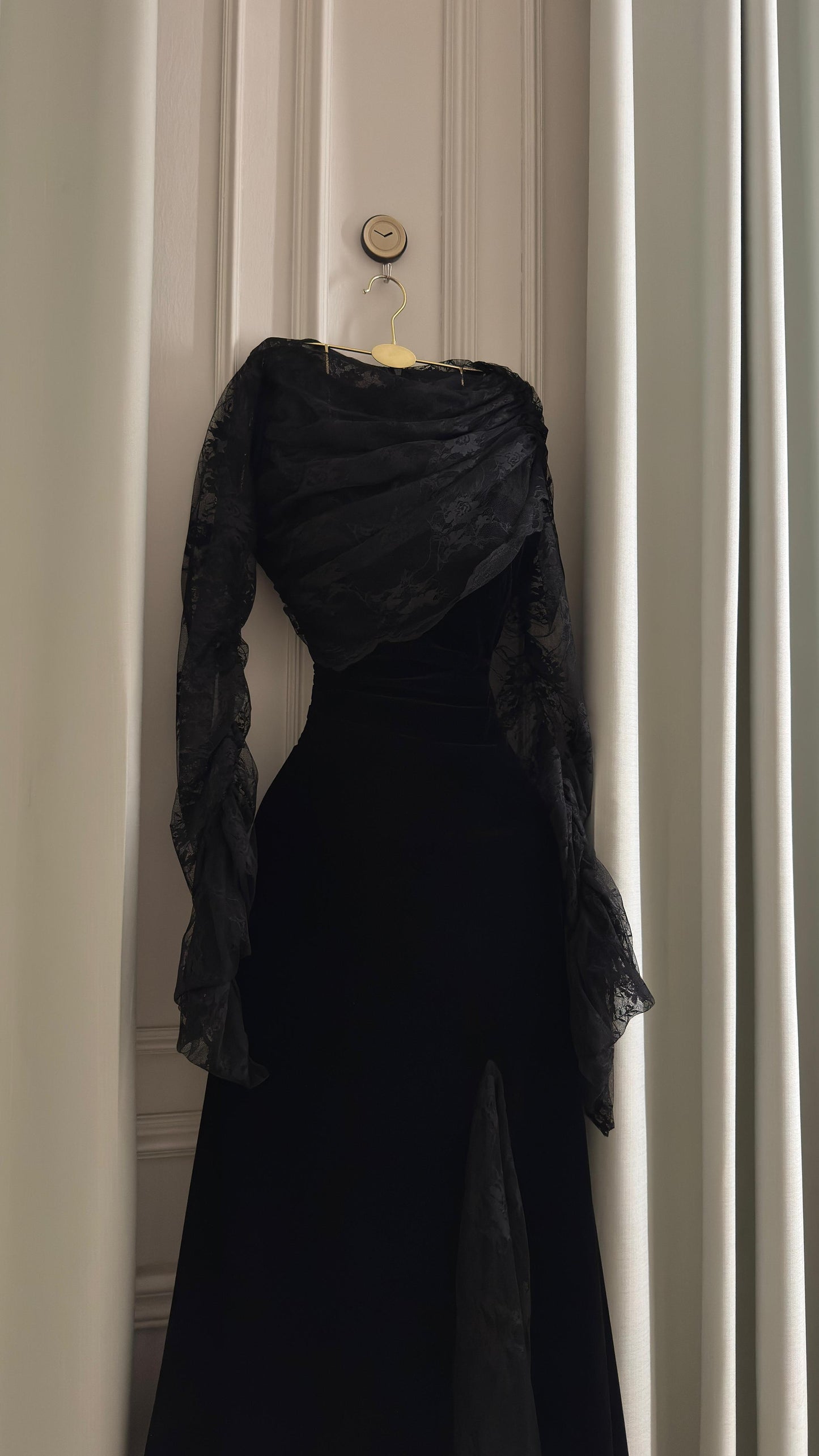 فستان أسود بلفة الدانتيل