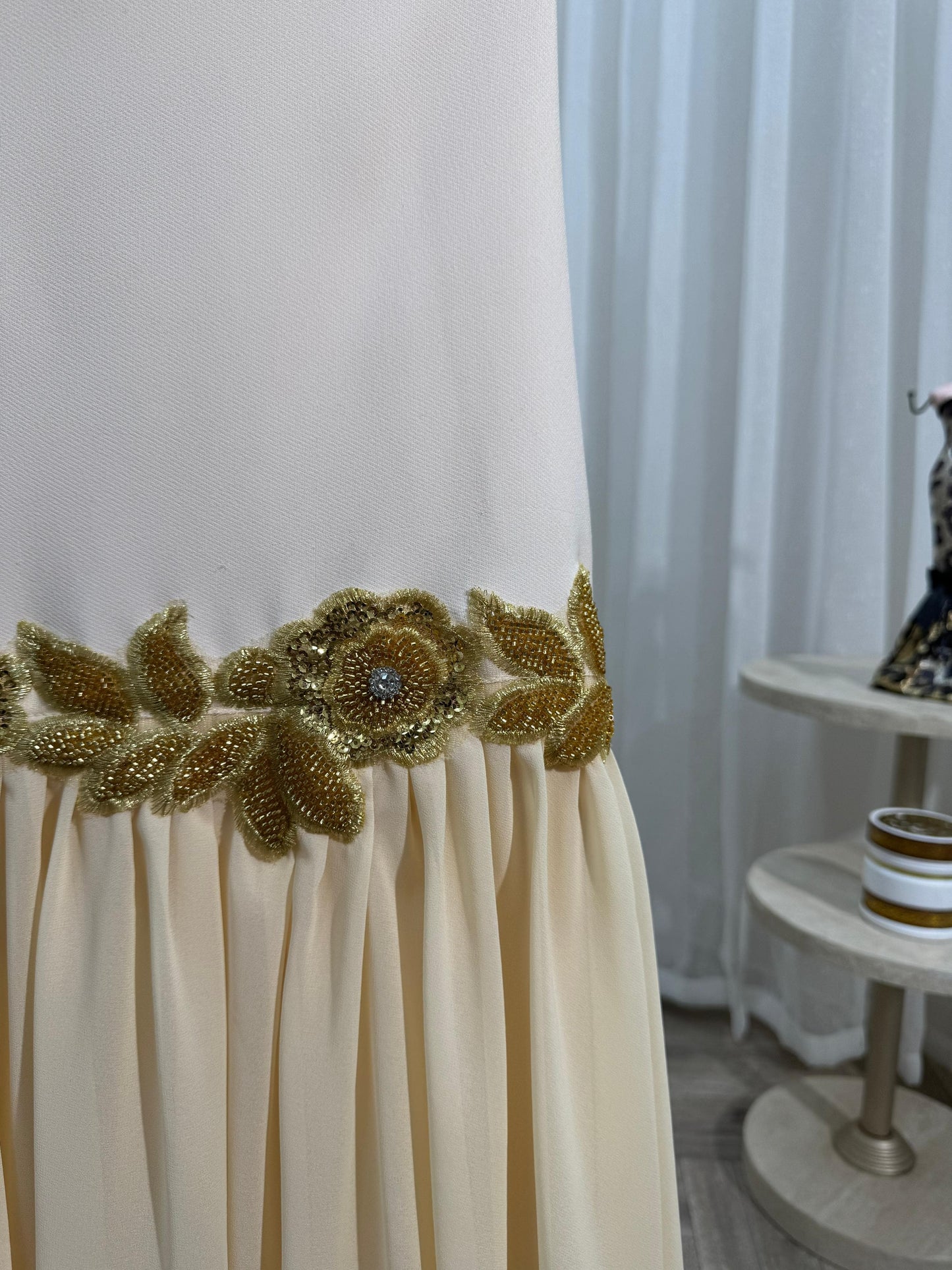 فستان كريمي بزهر