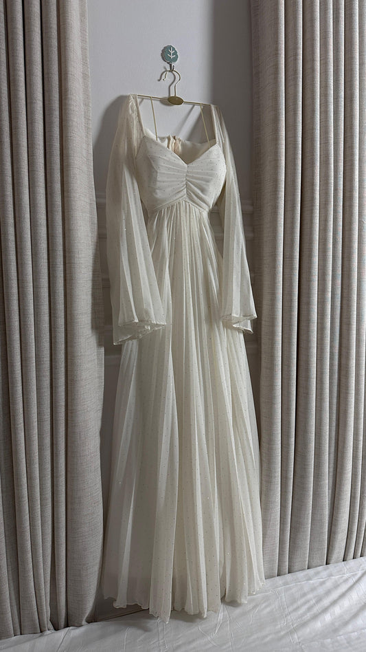 فستان أبيض لامع