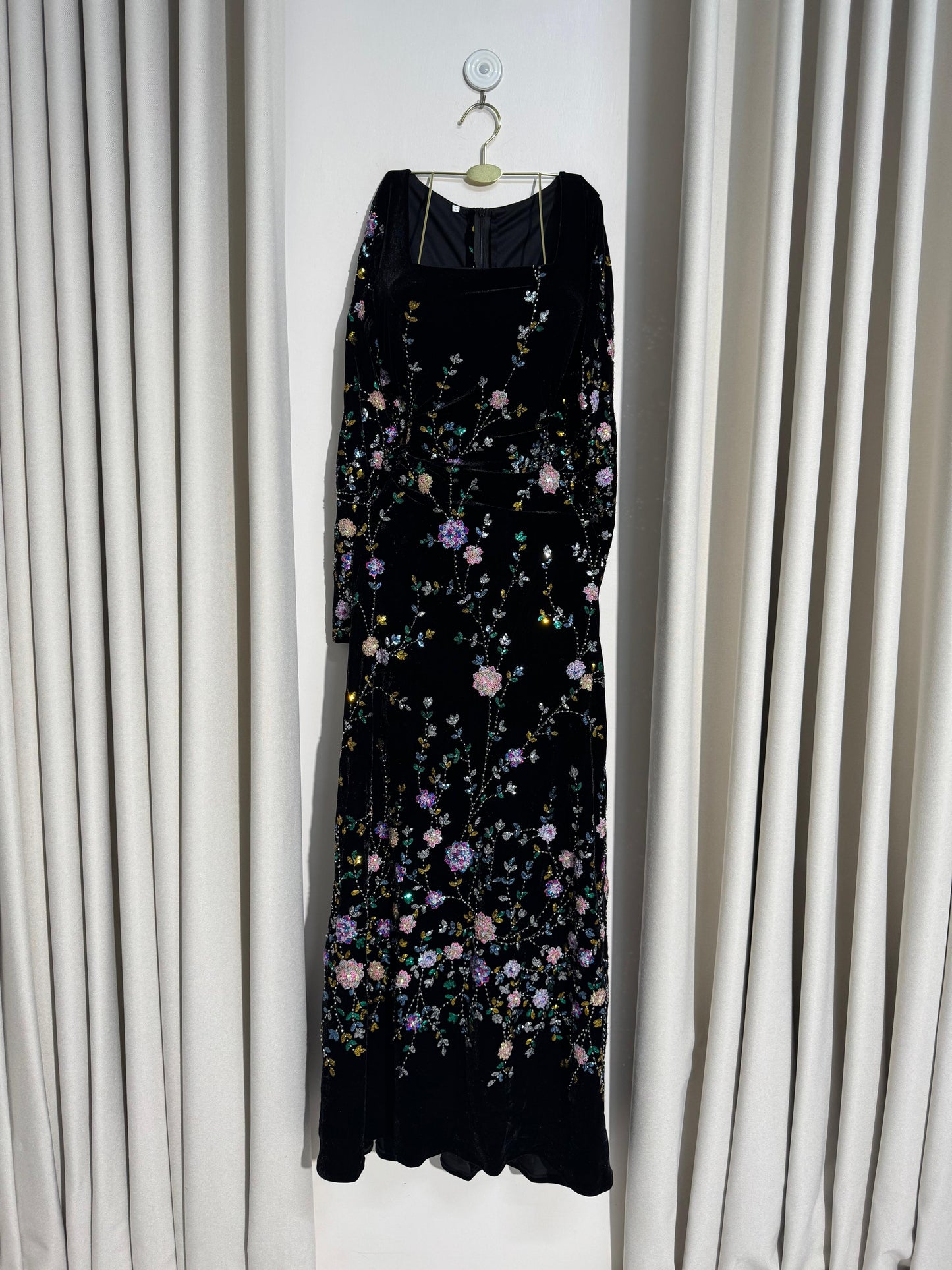 فستان أسود بزهور جذابة