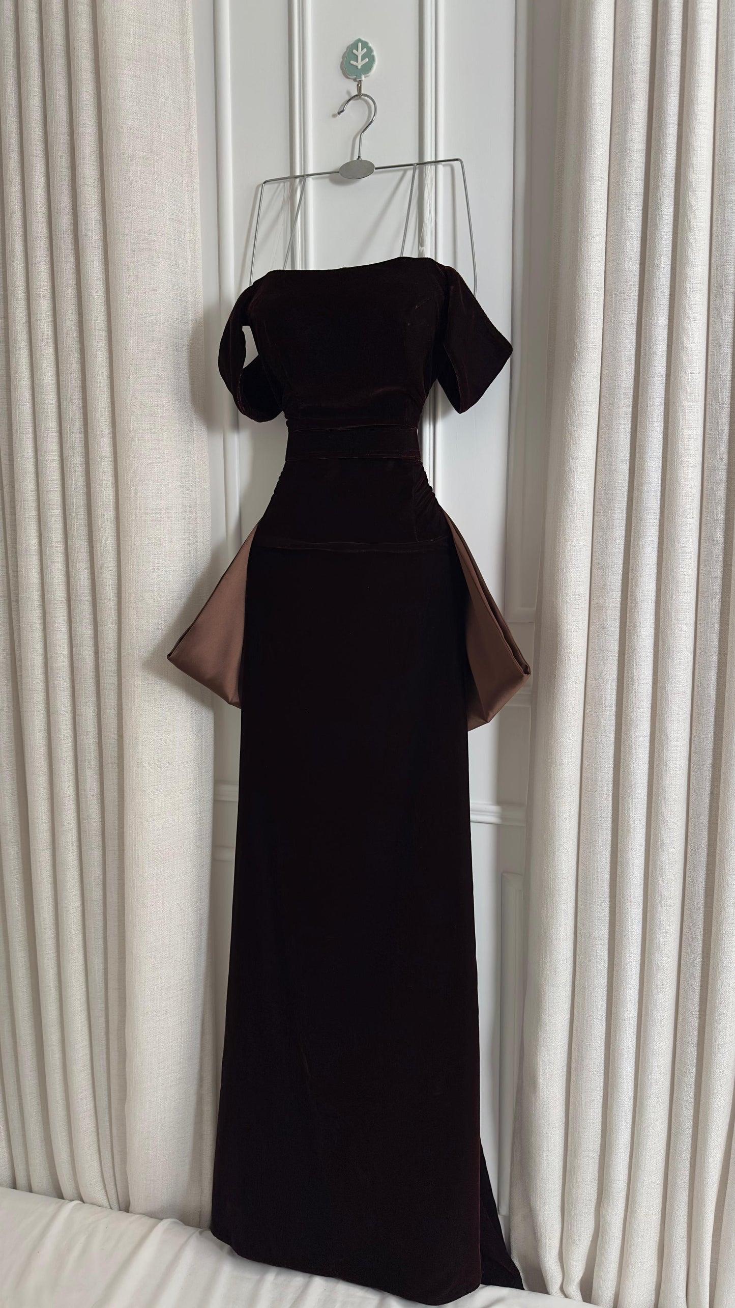 فستان بني مخمل