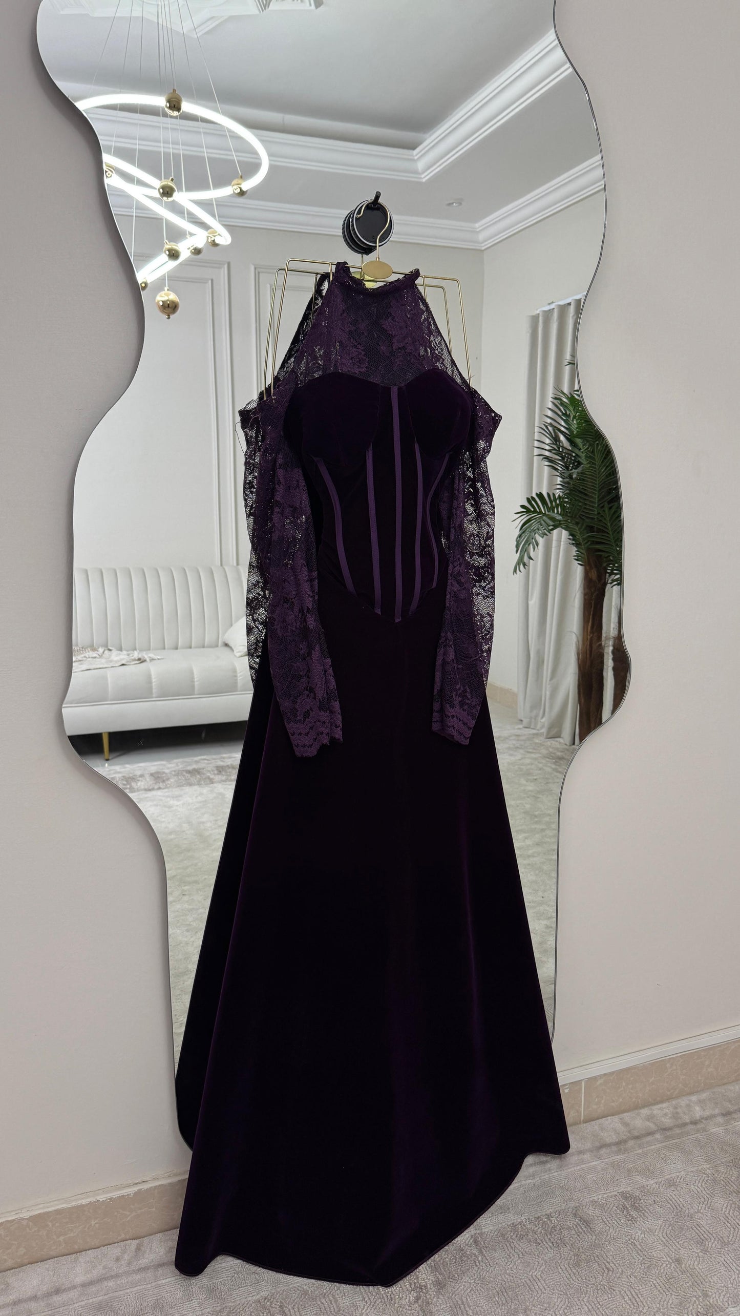 فستان عنابي مخملي