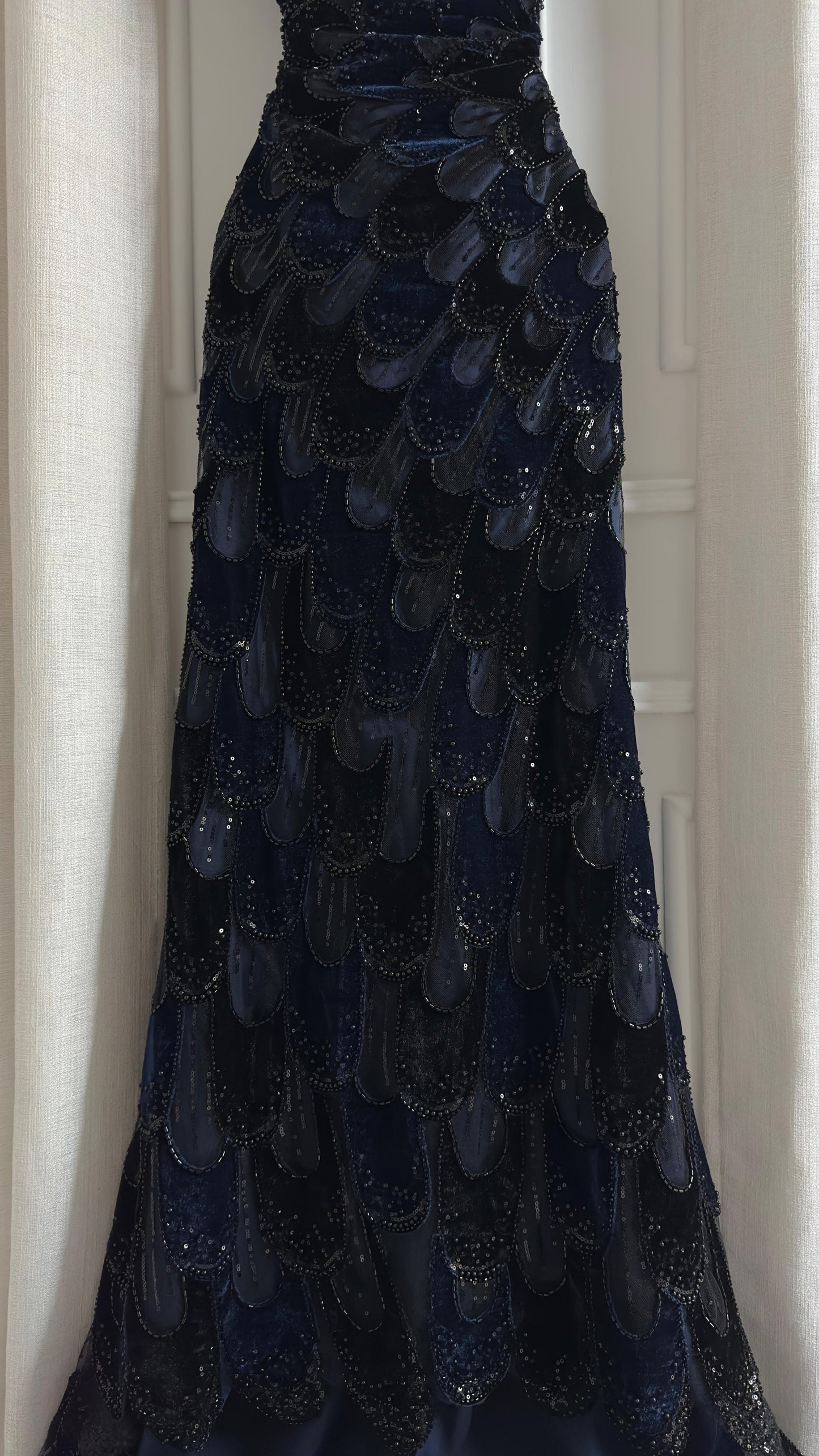 فستان كحلي مخملي