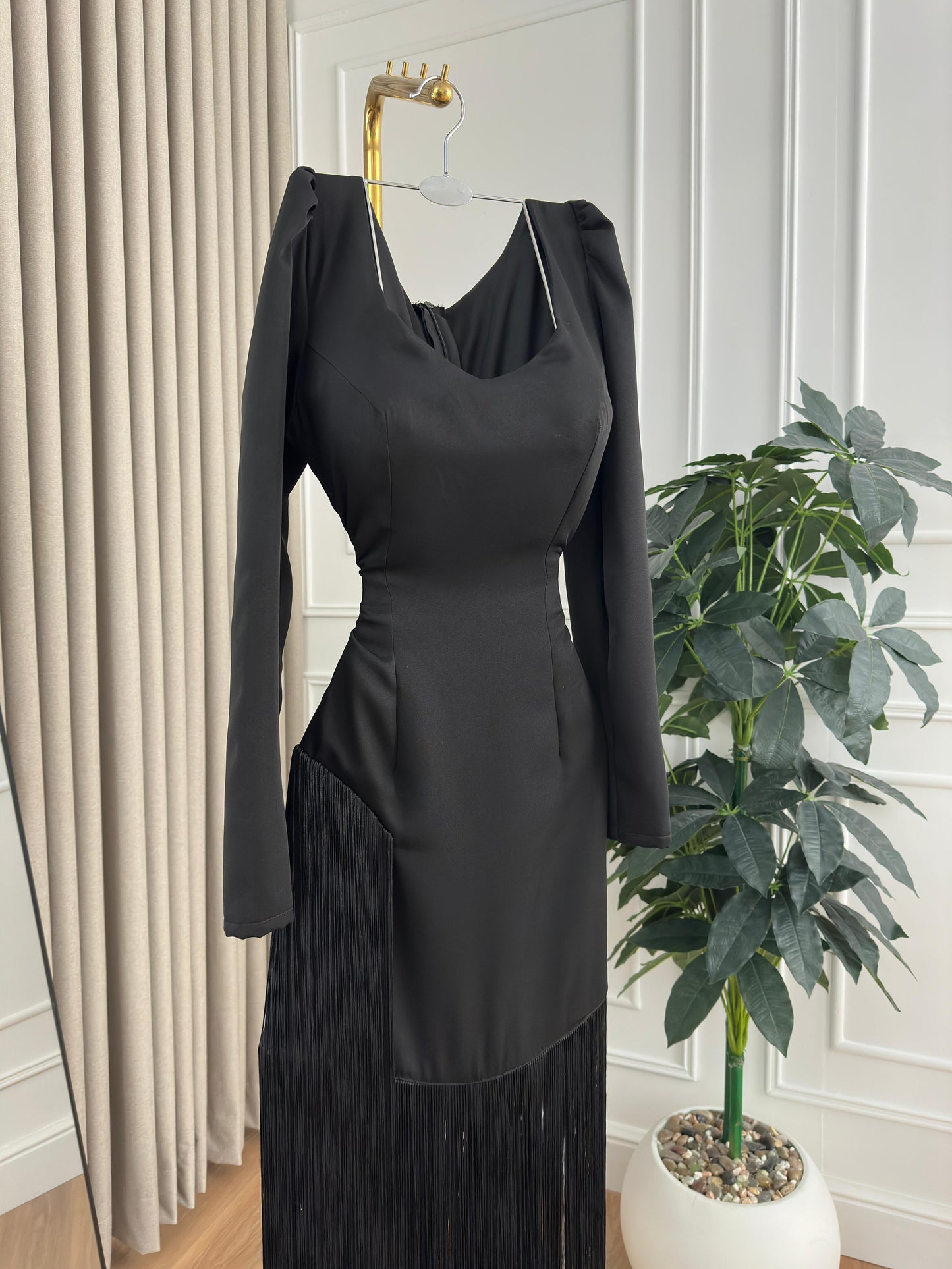 فستان اسود انسيابي