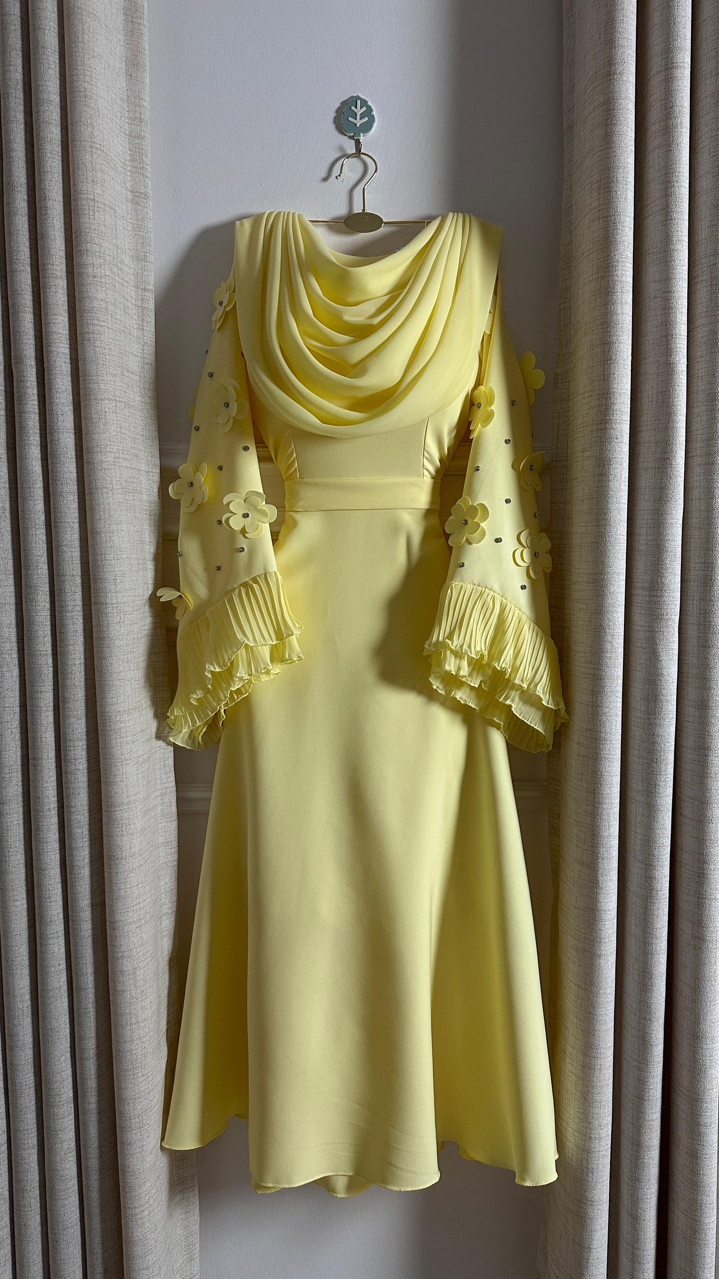 فستان اصفر بزهر