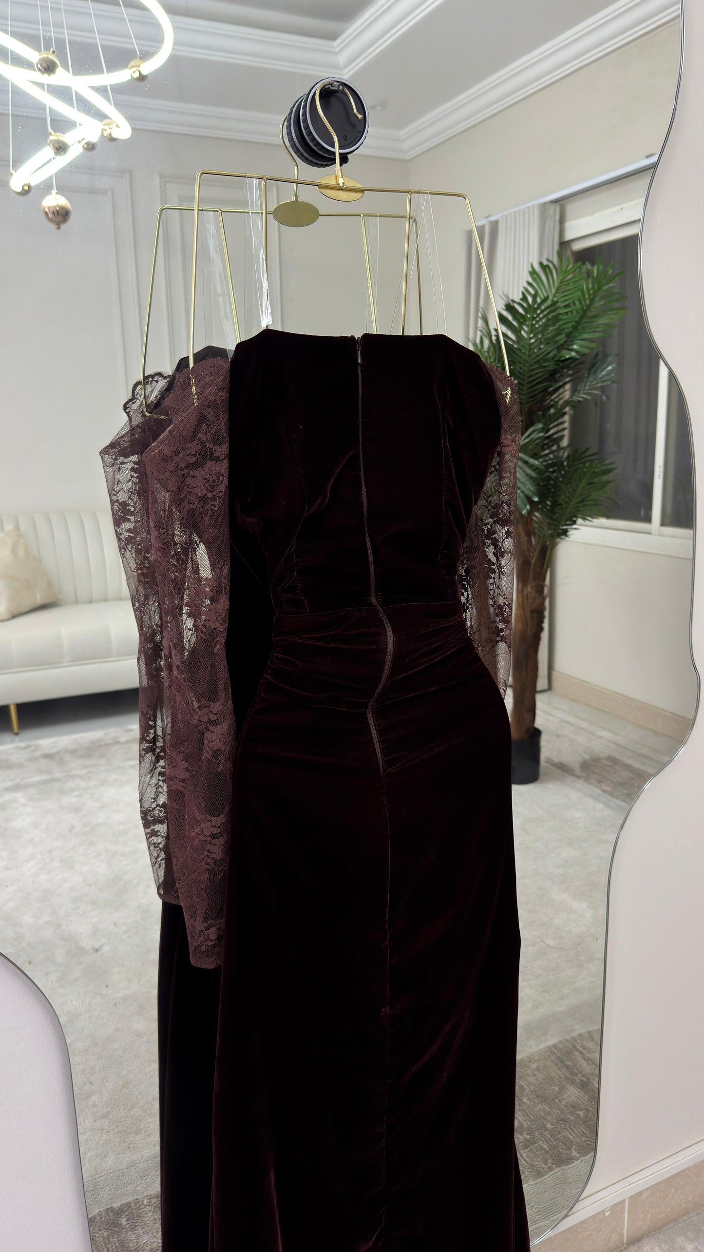 فستان بأكمام دانتيل