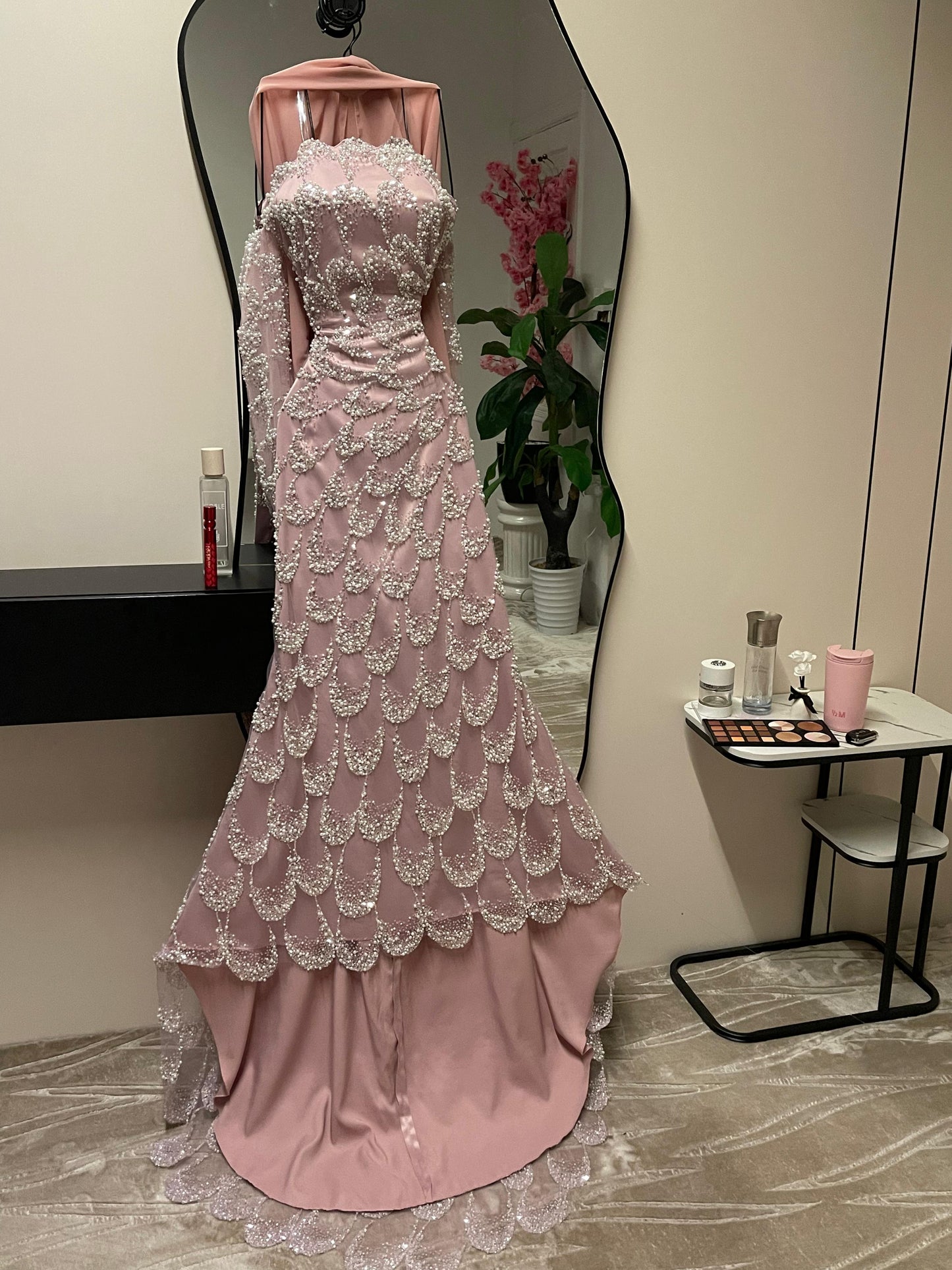 فستان وردي لامع