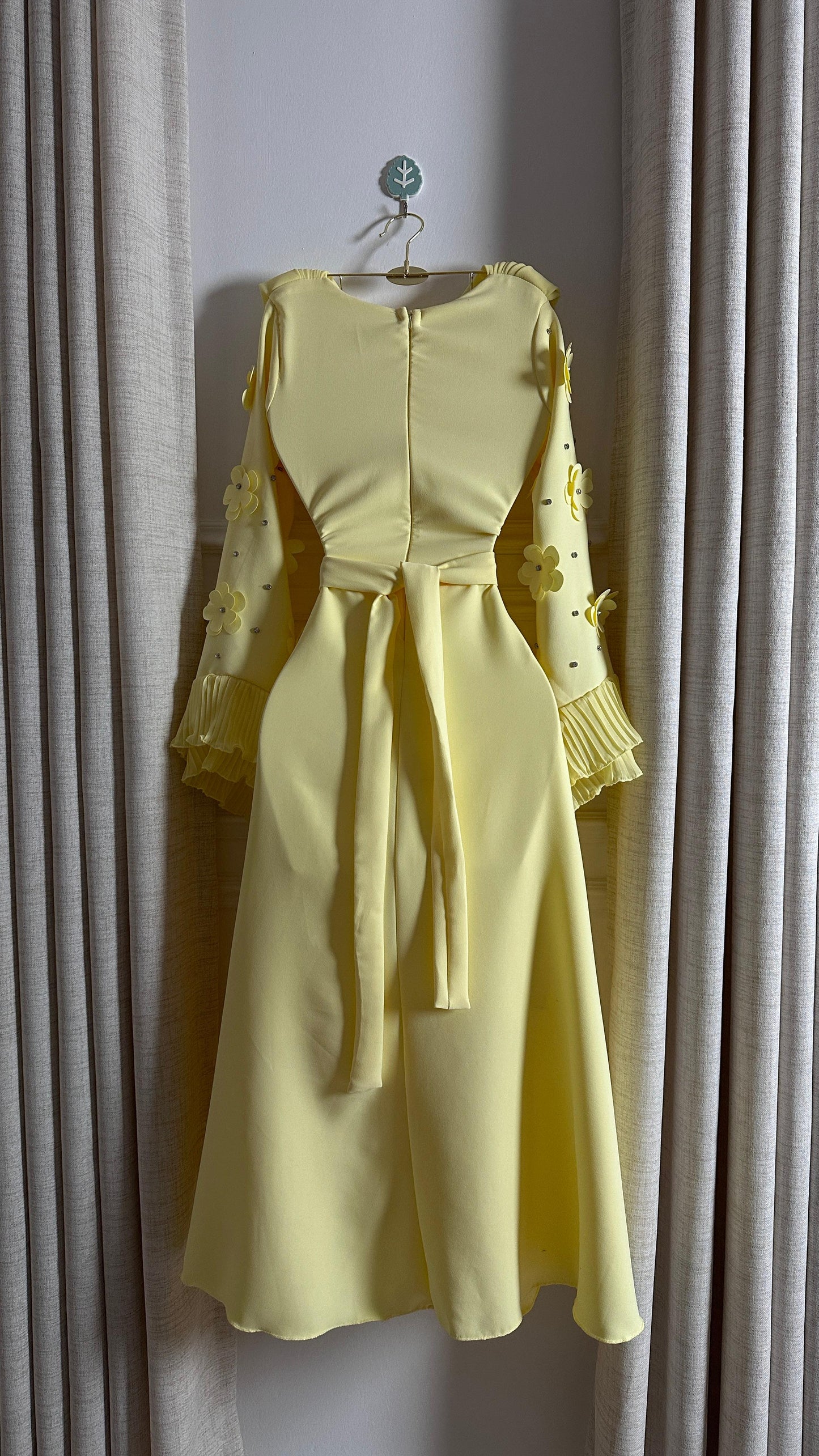 فستان اصفر بزهر