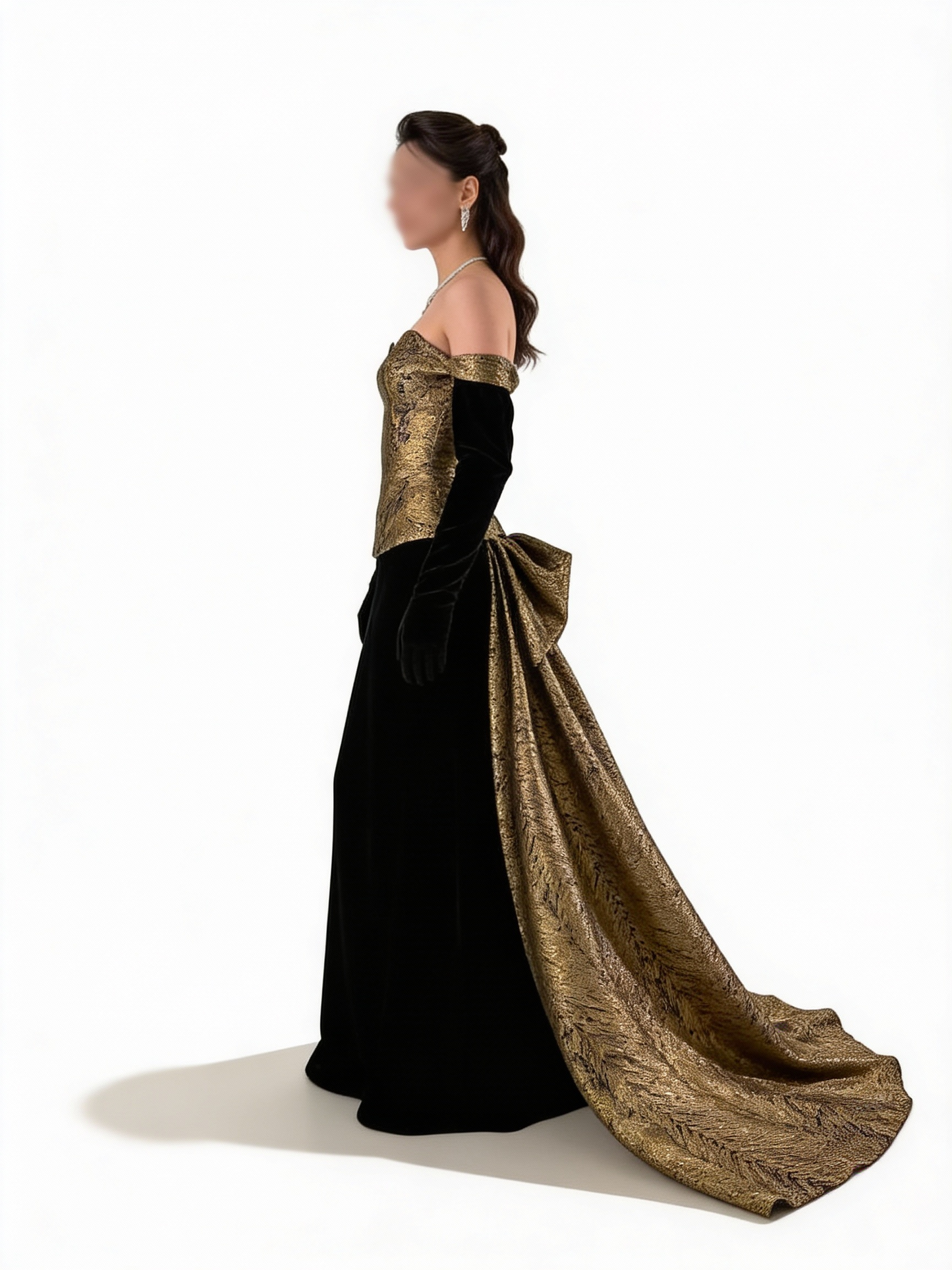 فستان ذهبي أسود
