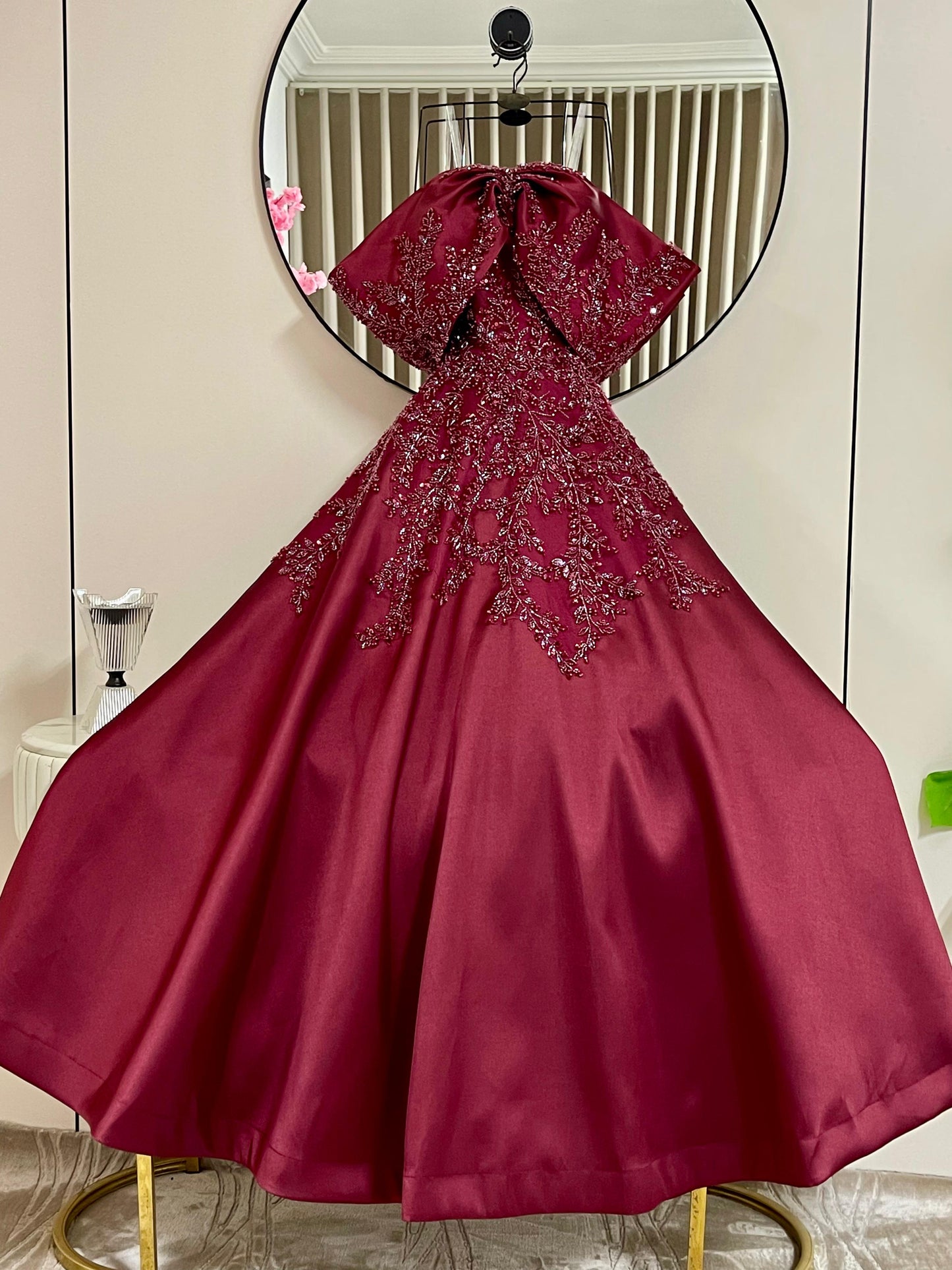 فستان احمر مطرز