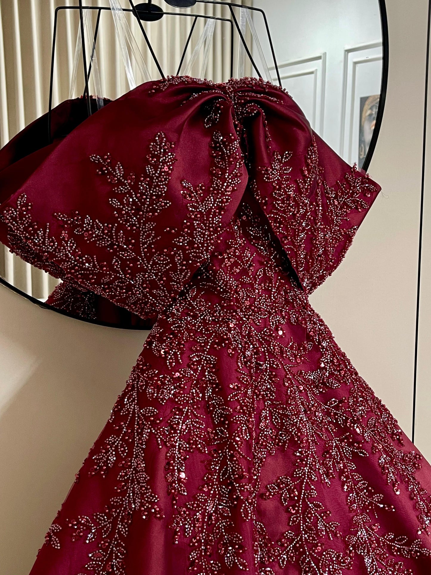 فستان احمر مطرز