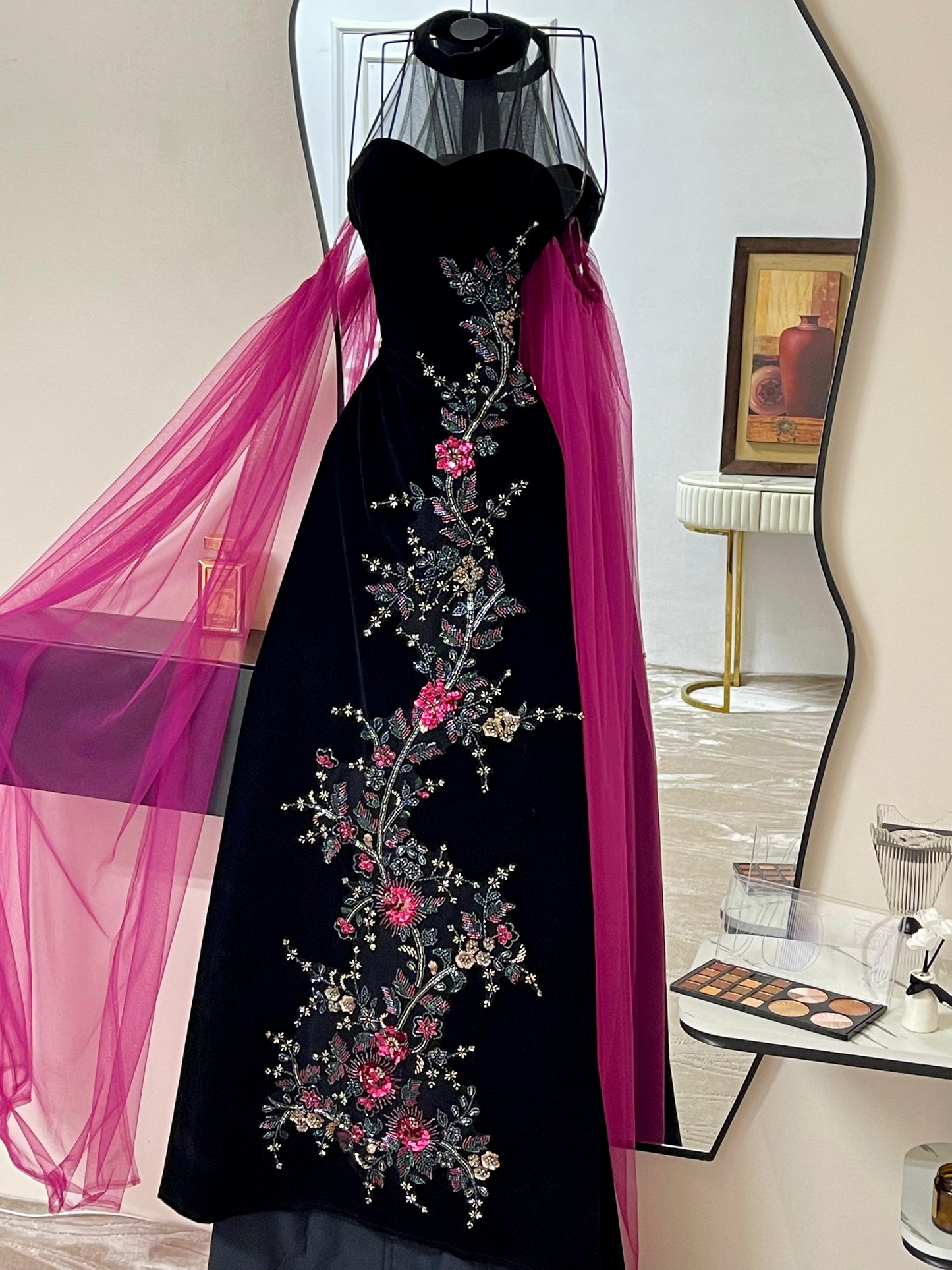 فستان أسود بتفاصيل الزهر