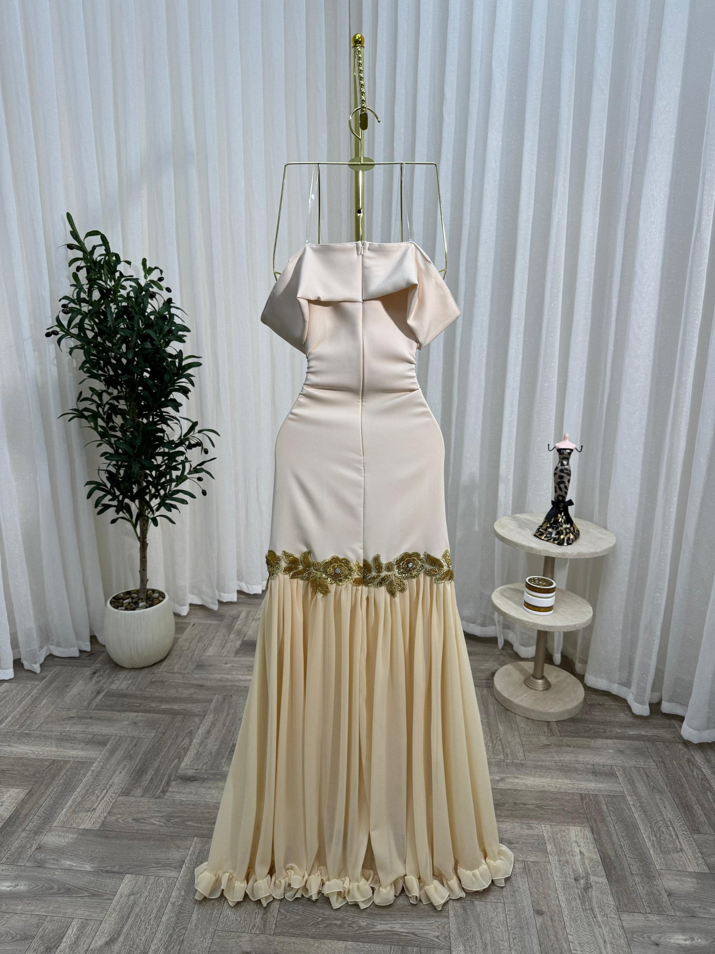 فستان كريمي بزهر