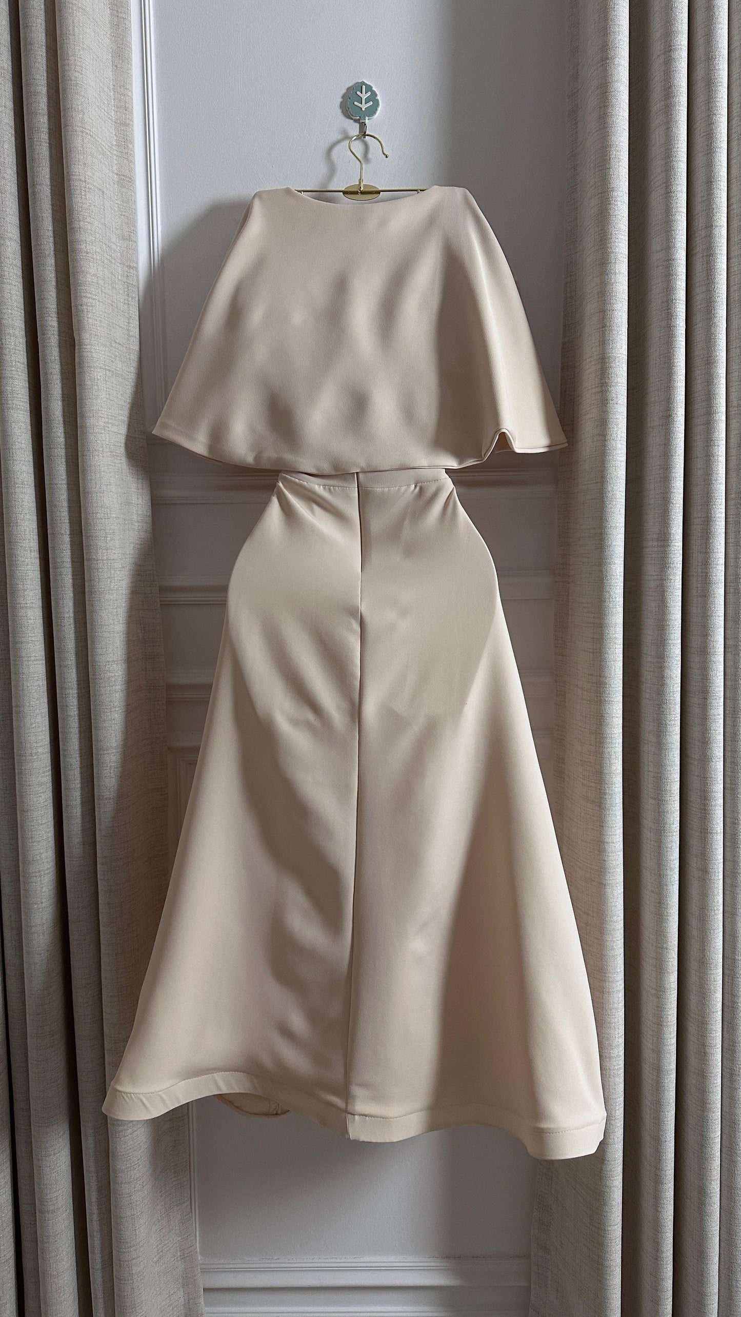 فستان كريمي بأكتاف جذابه