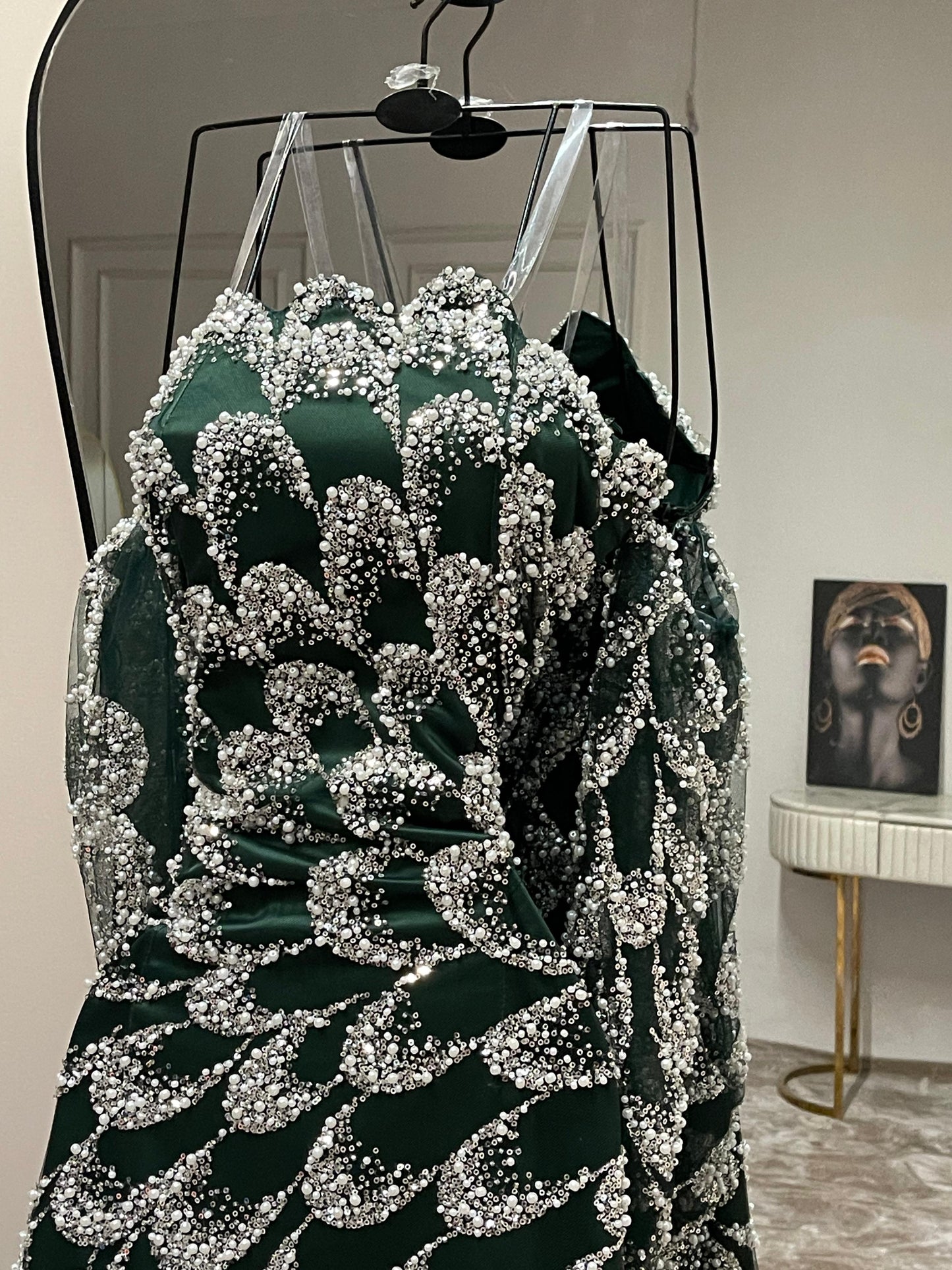 فستان أخضر لامع