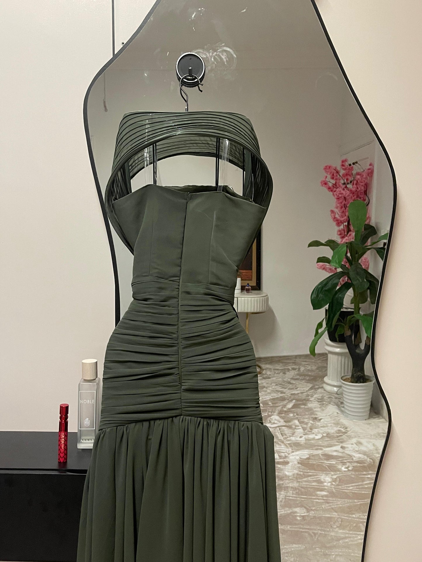 فستان زيتي لامع