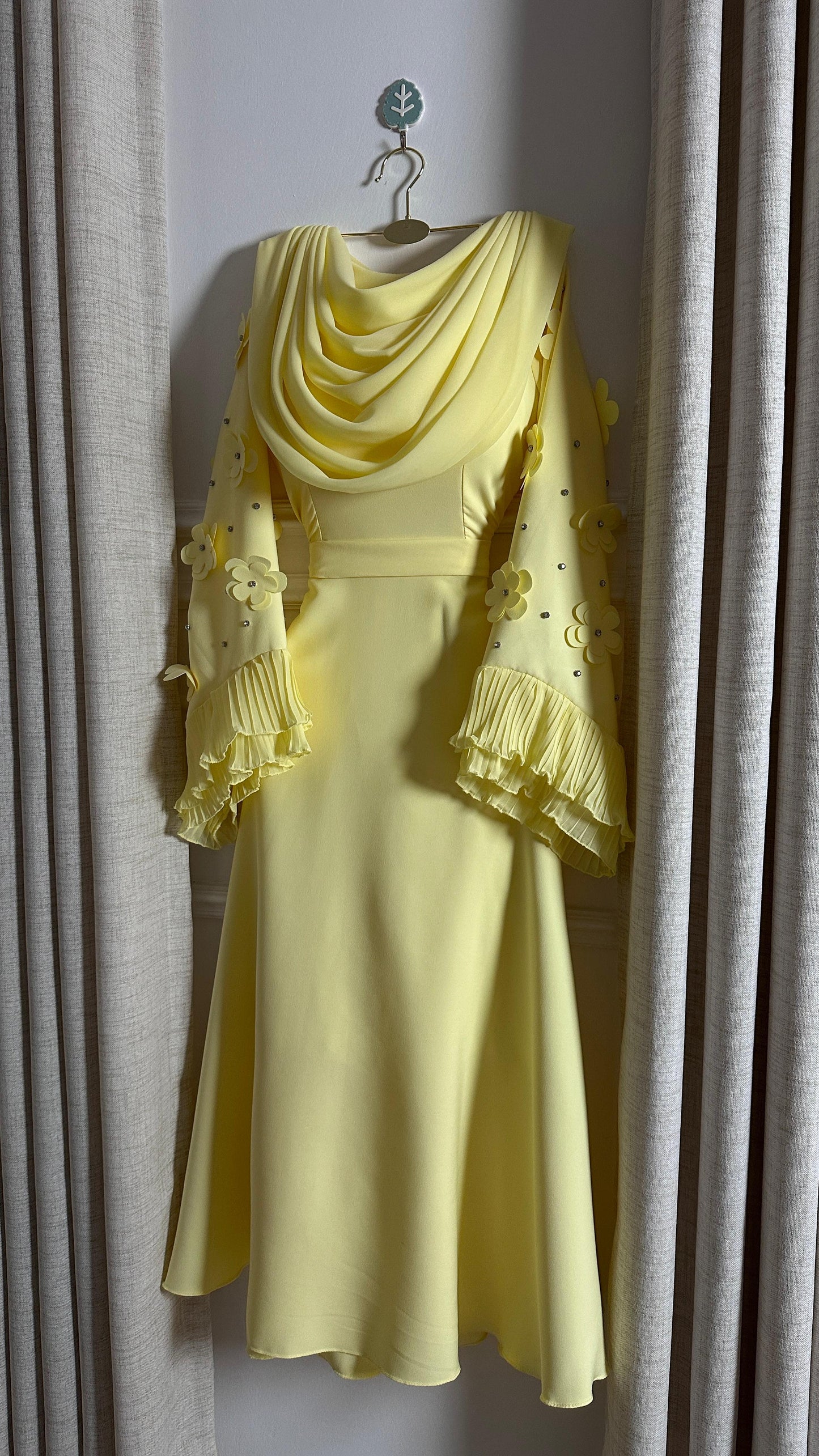 فستان اصفر بزهر