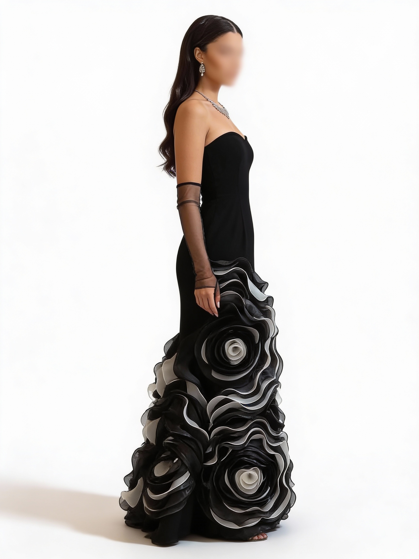 فستان أسود بتفاصيل ورد