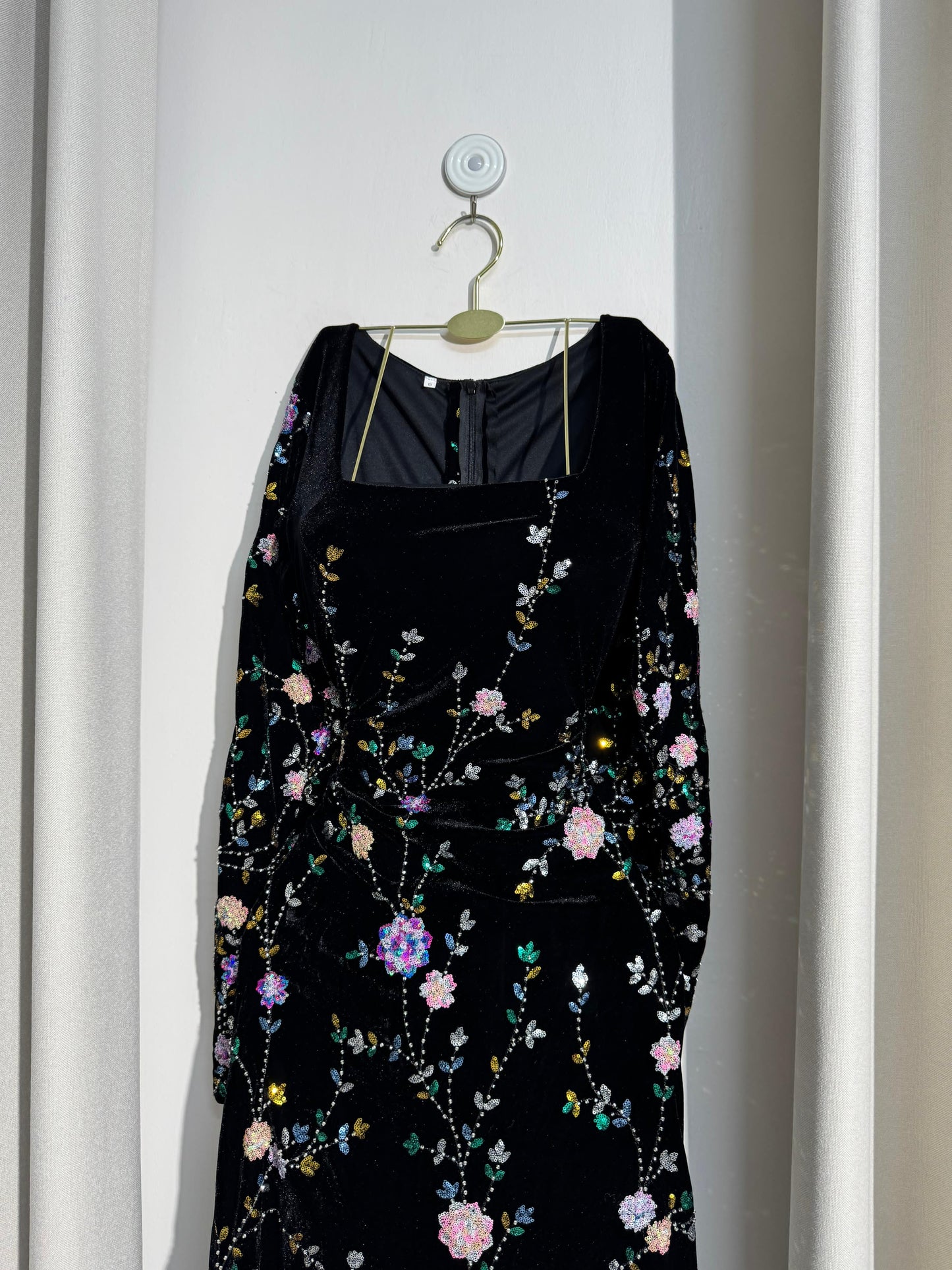 فستان أسود بزهور جذابة