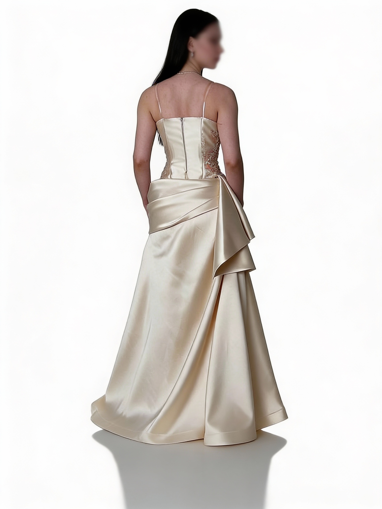 فستان كريمي بتطريز