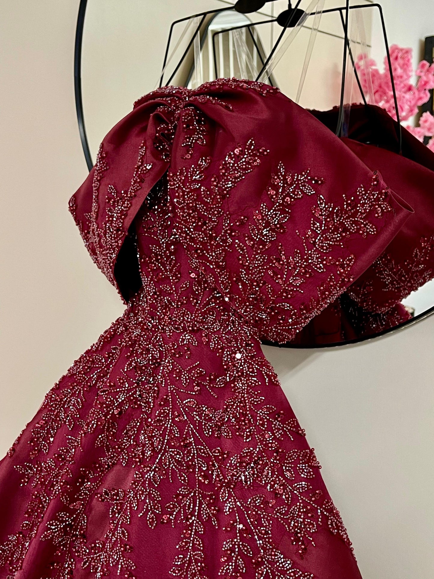 فستان احمر مطرز