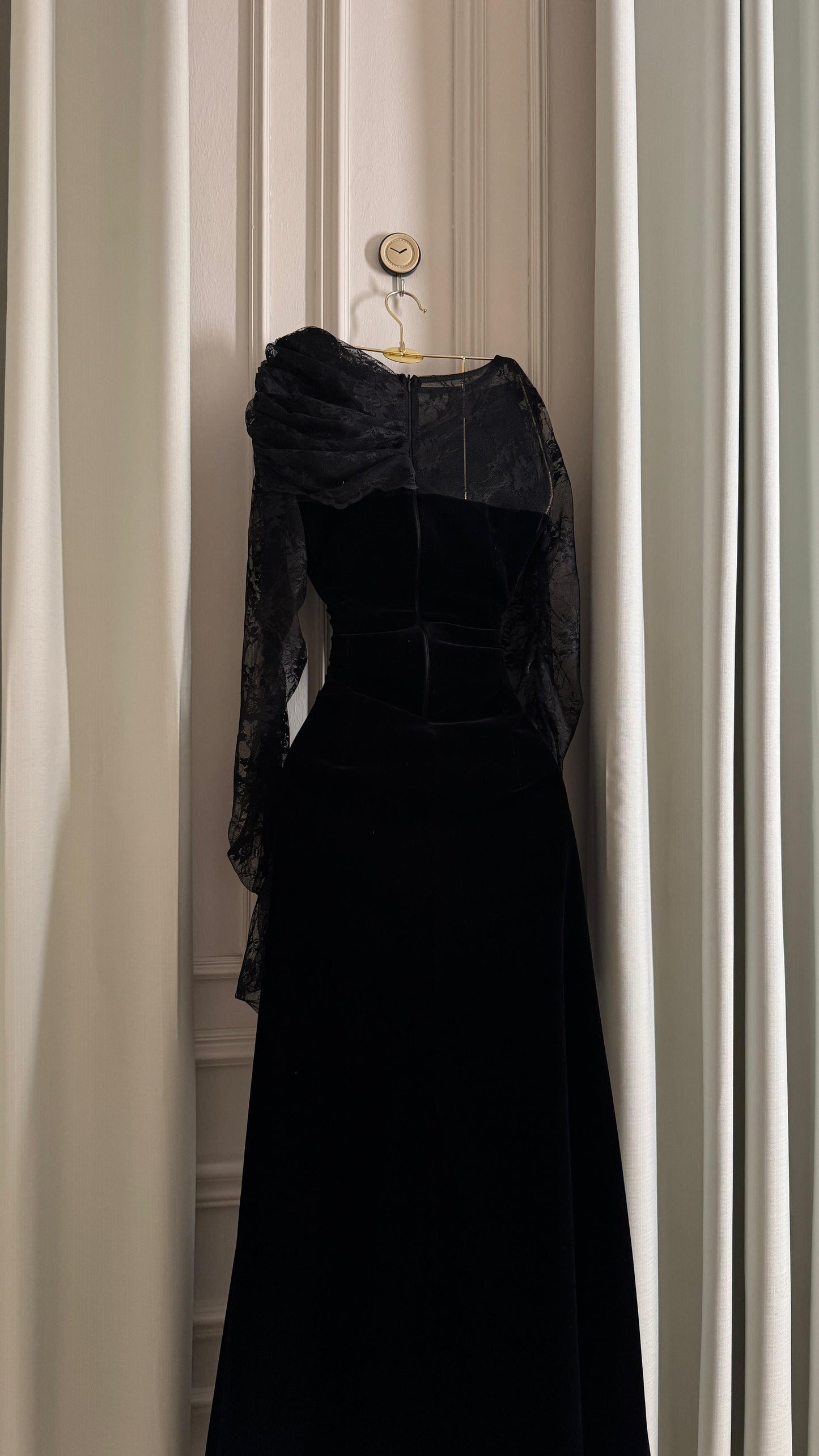 فستان أسود بلفة الدانتيل