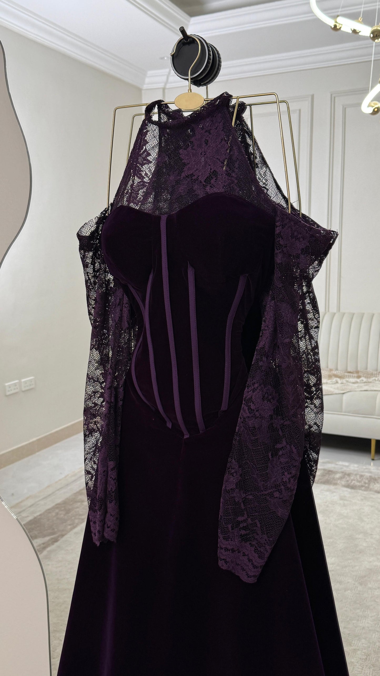 فستان عنابي مخملي