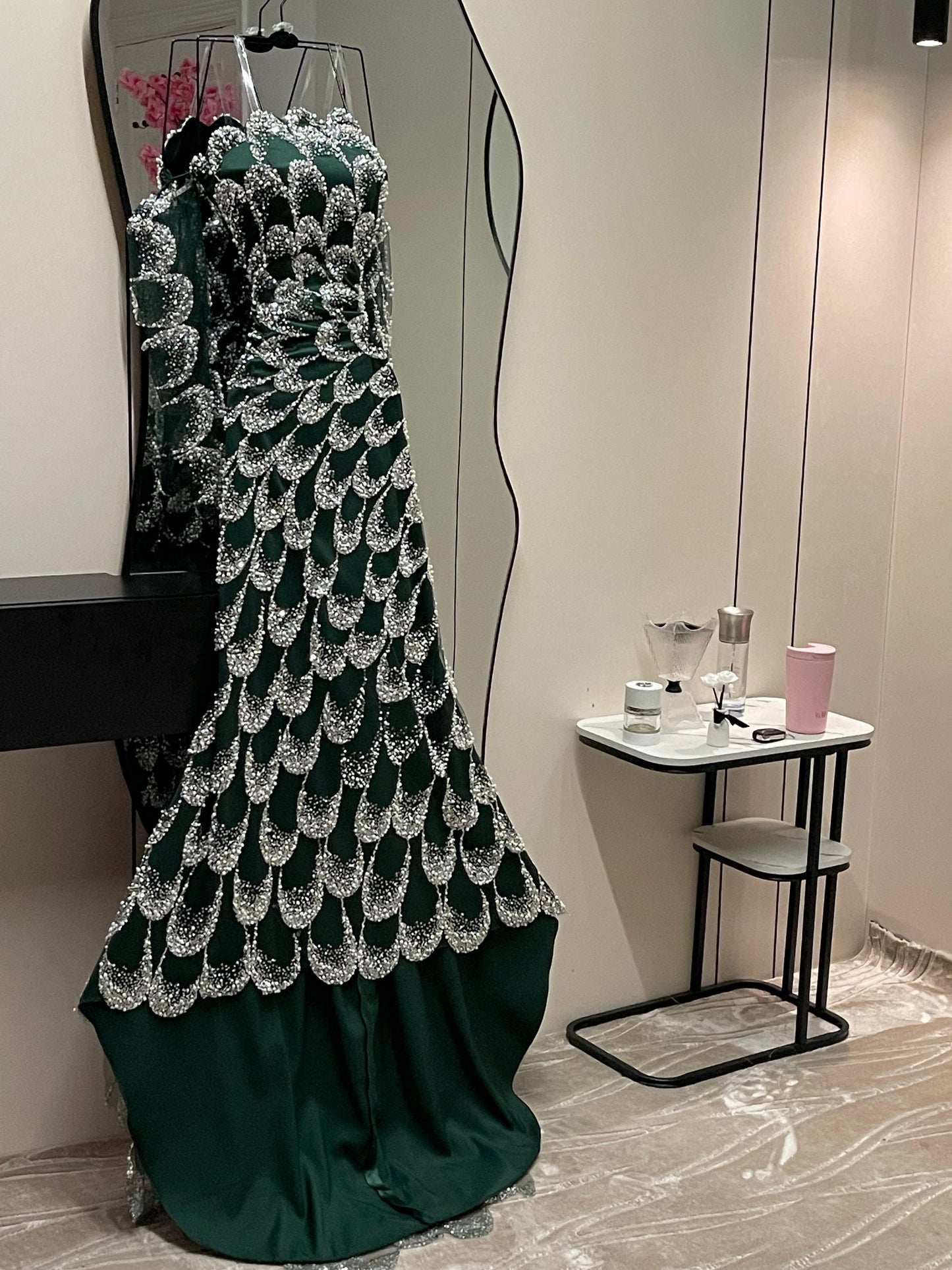 فستان أخضر لامع