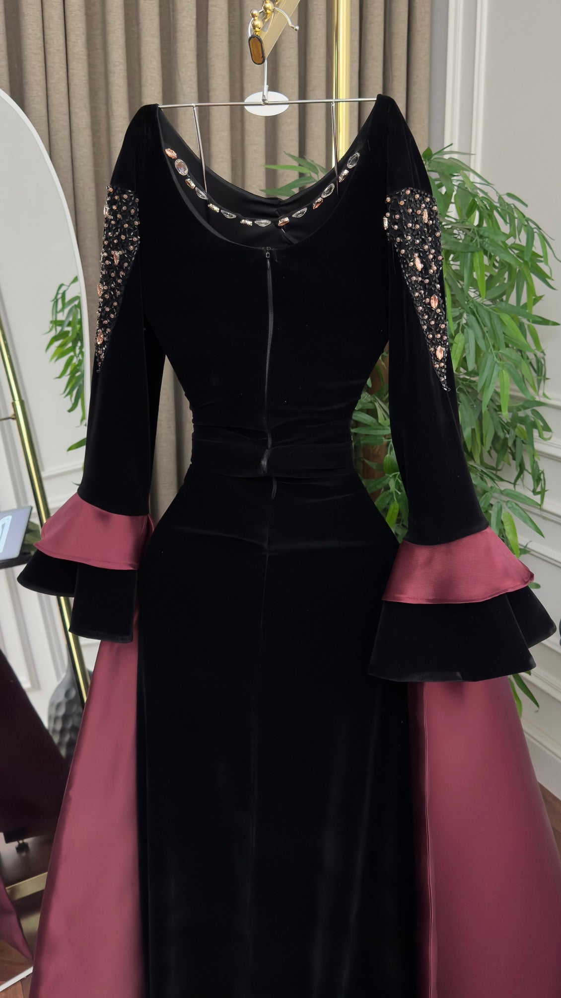 فستان أسود مخملي