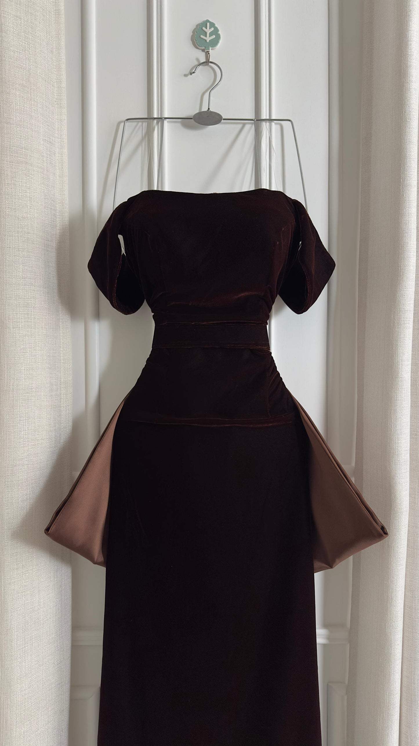 فستان بني مخمل