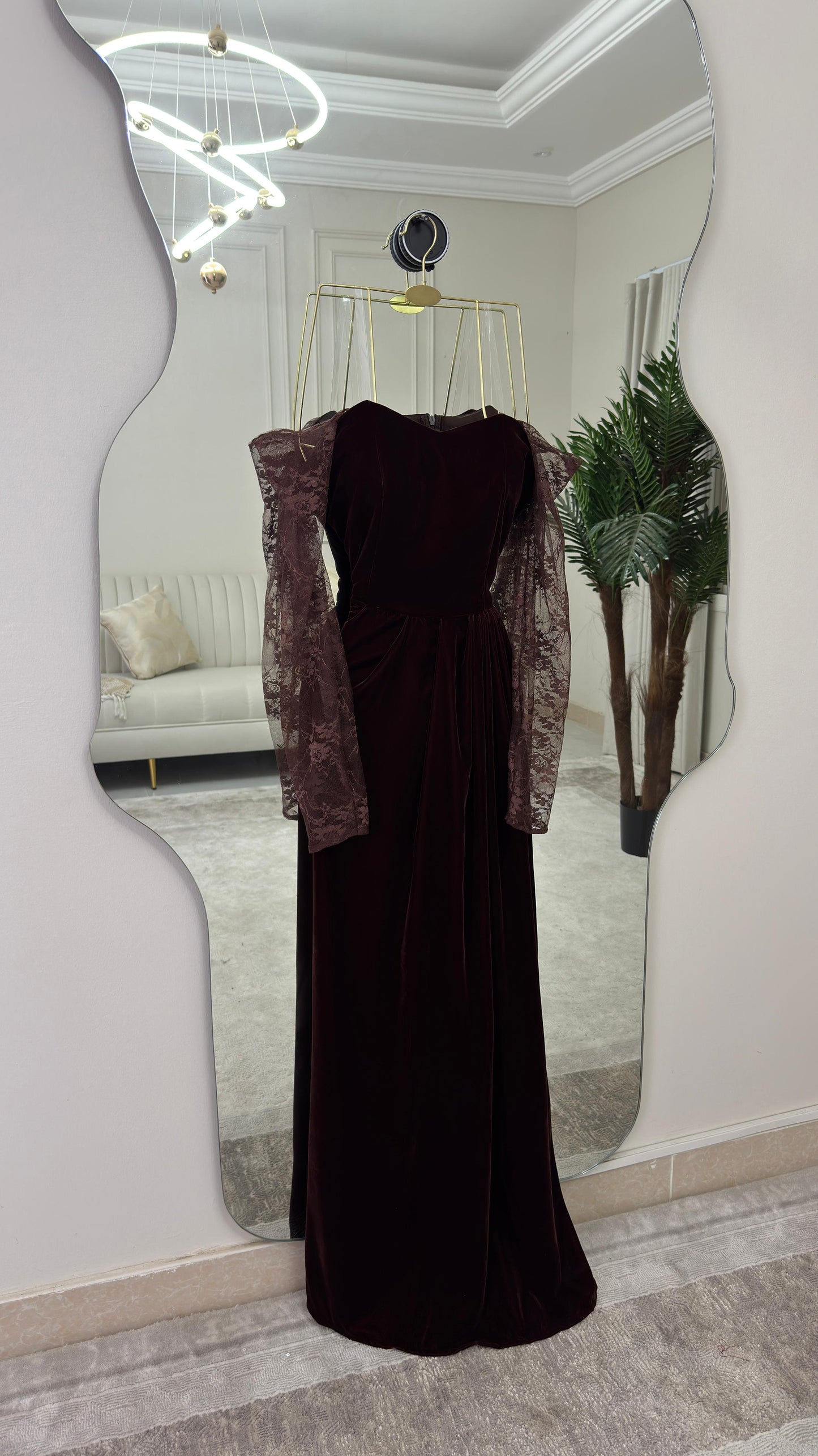 فستان بأكمام دانتيل