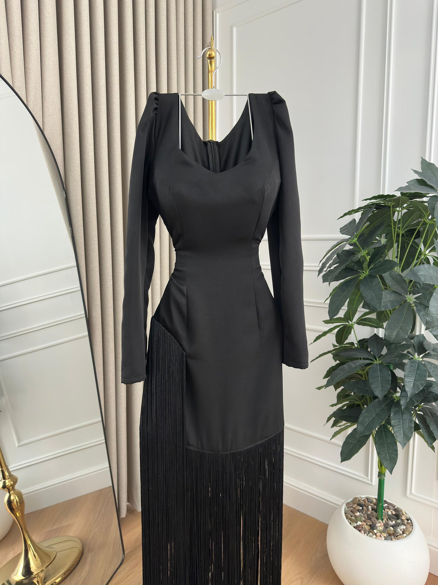 فستان اسود انسيابي