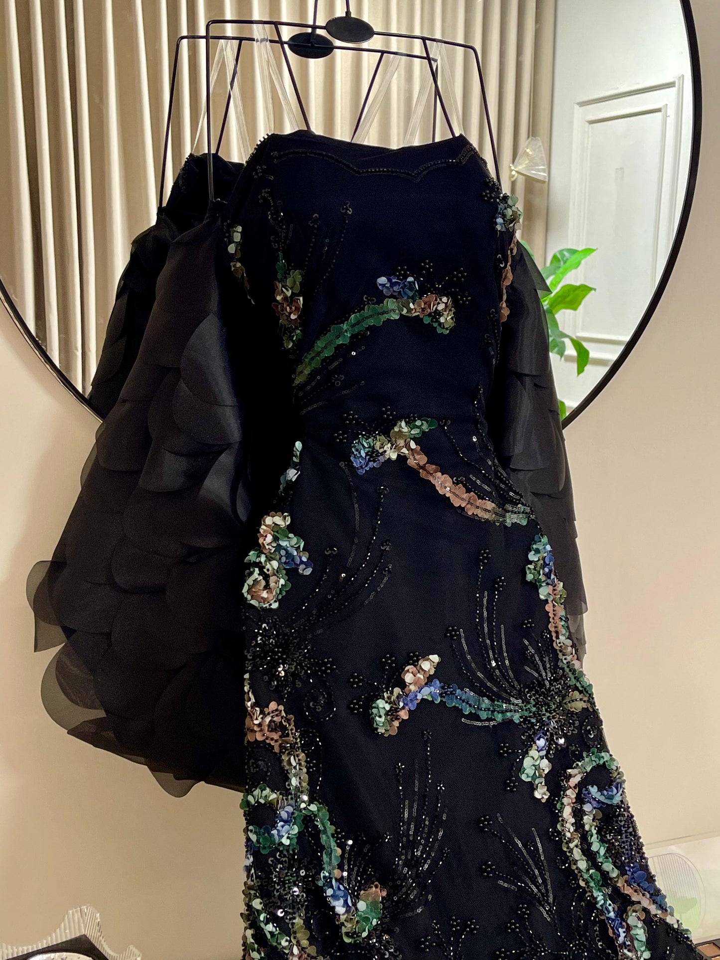 فستان أسود بنقش الزهر