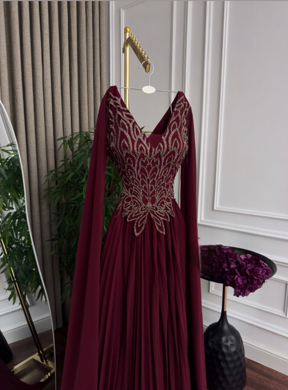 فستان حوامل بتطريز ذهبي